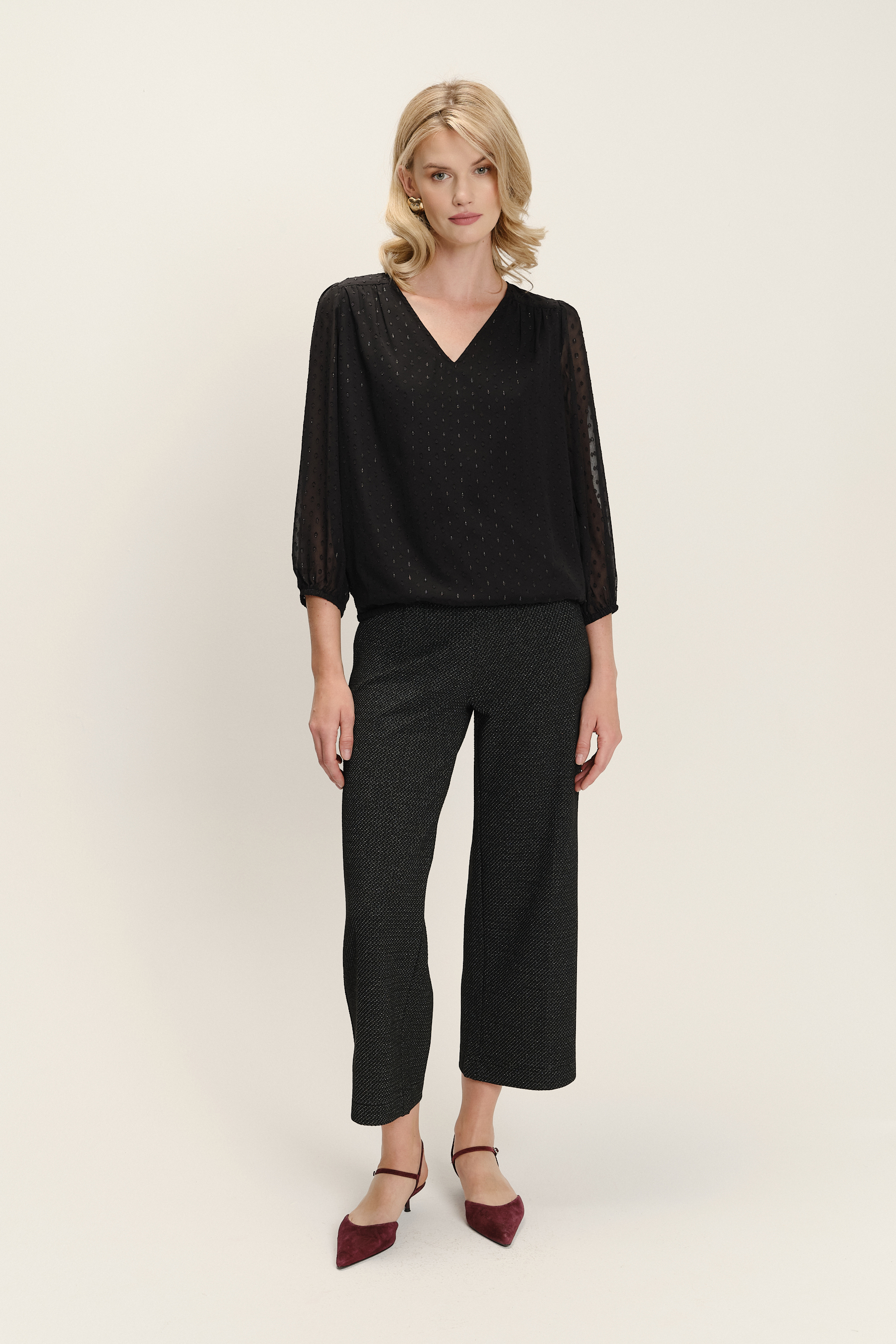 Elegancka czarna bluzka z delikatnym printem i półtransparentnymi rękawami