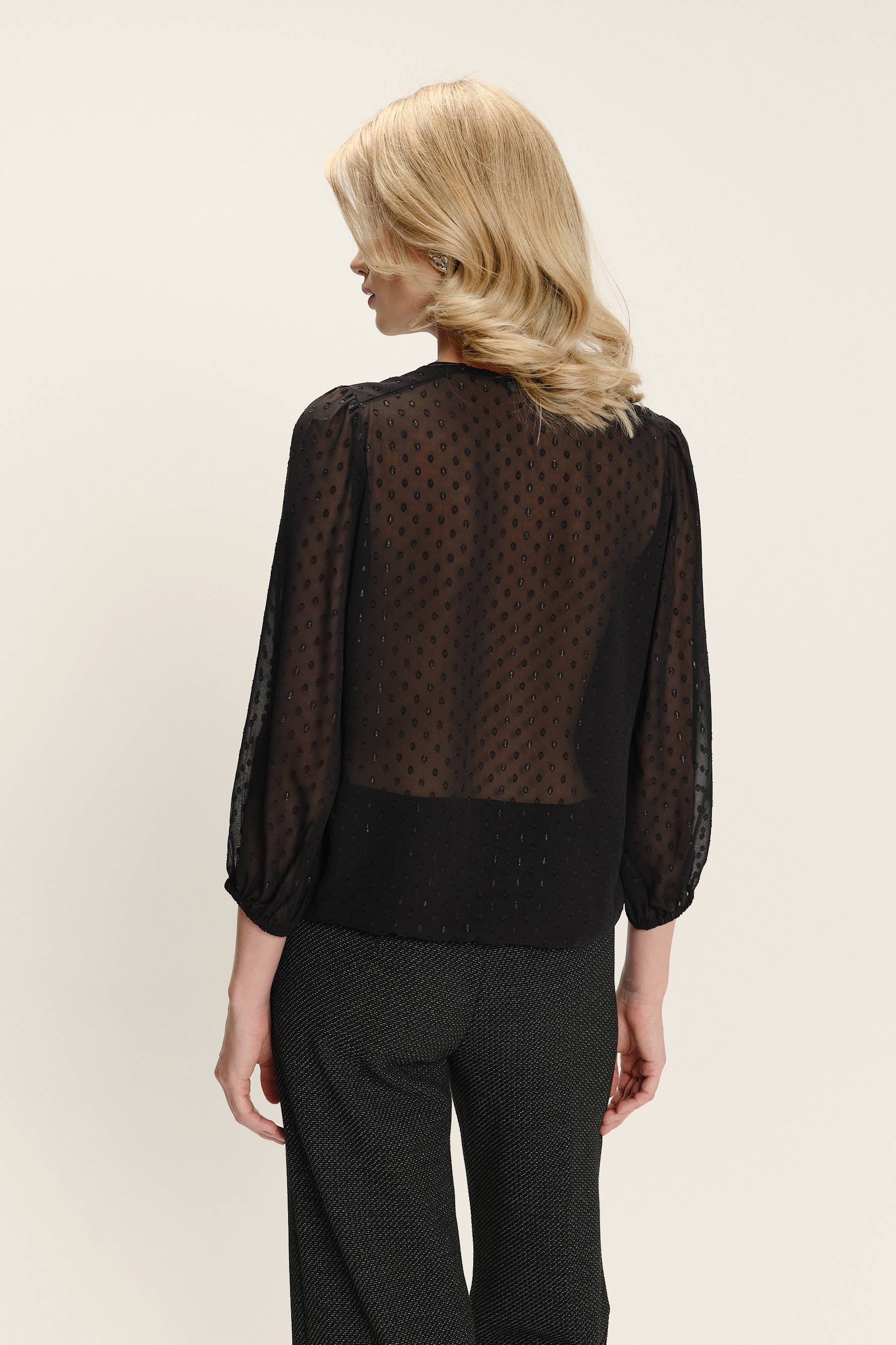 Elegancka czarna bluzka z delikatnym printem i półtransparentnymi rękawami