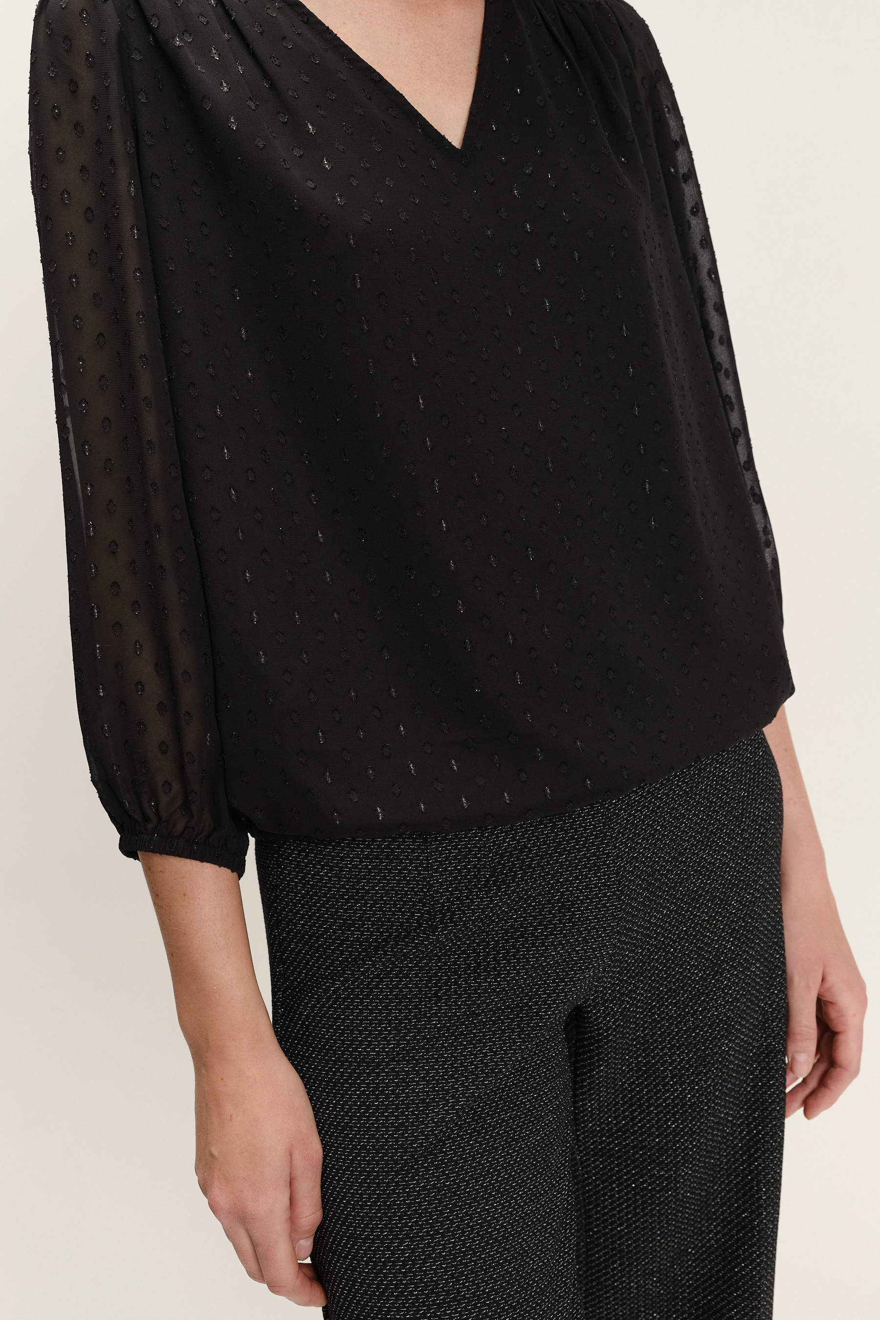 Elegancka czarna bluzka z delikatnym printem i półtransparentnymi rękawami