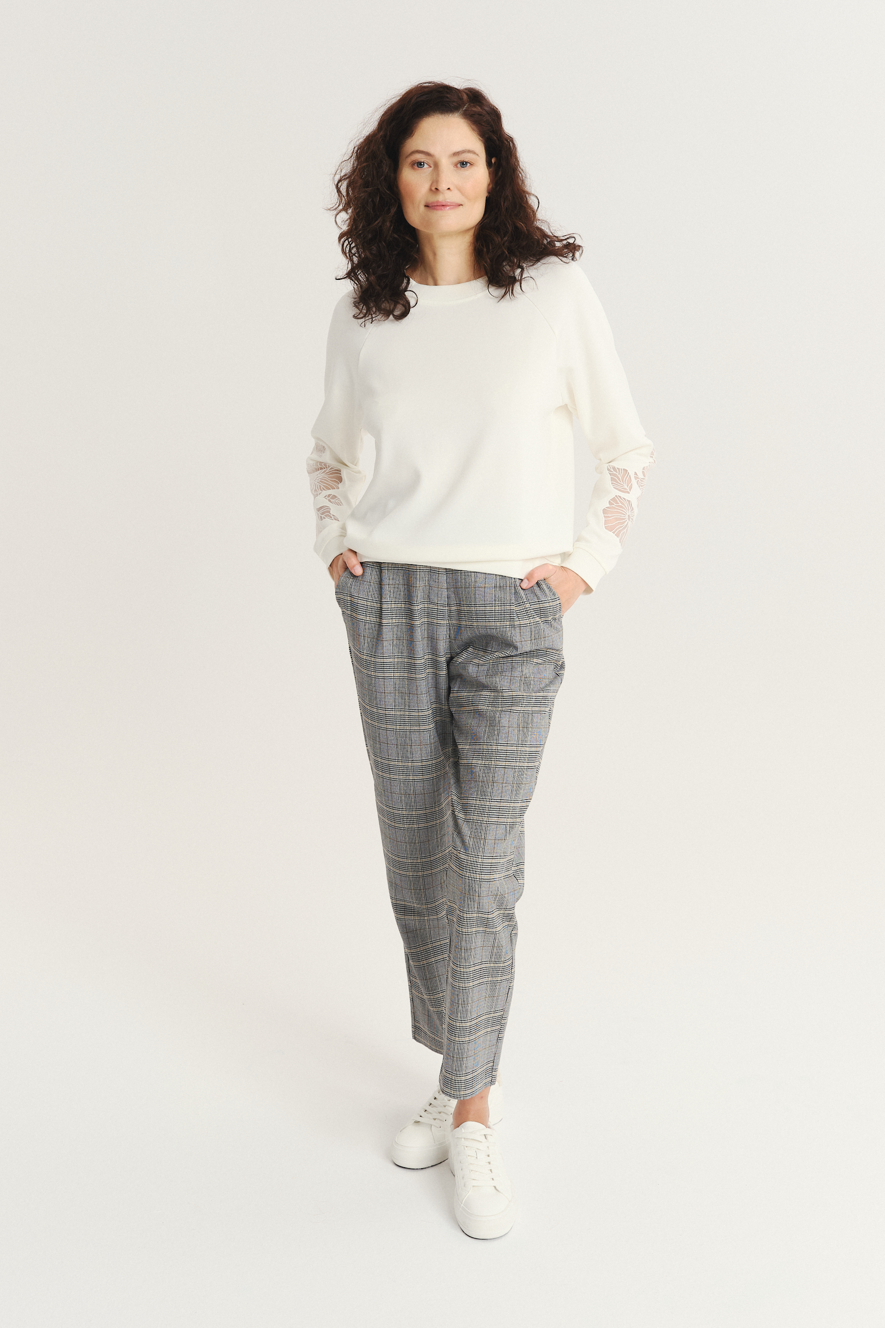 Biała bluza z ozdobnym haftem na rękawach