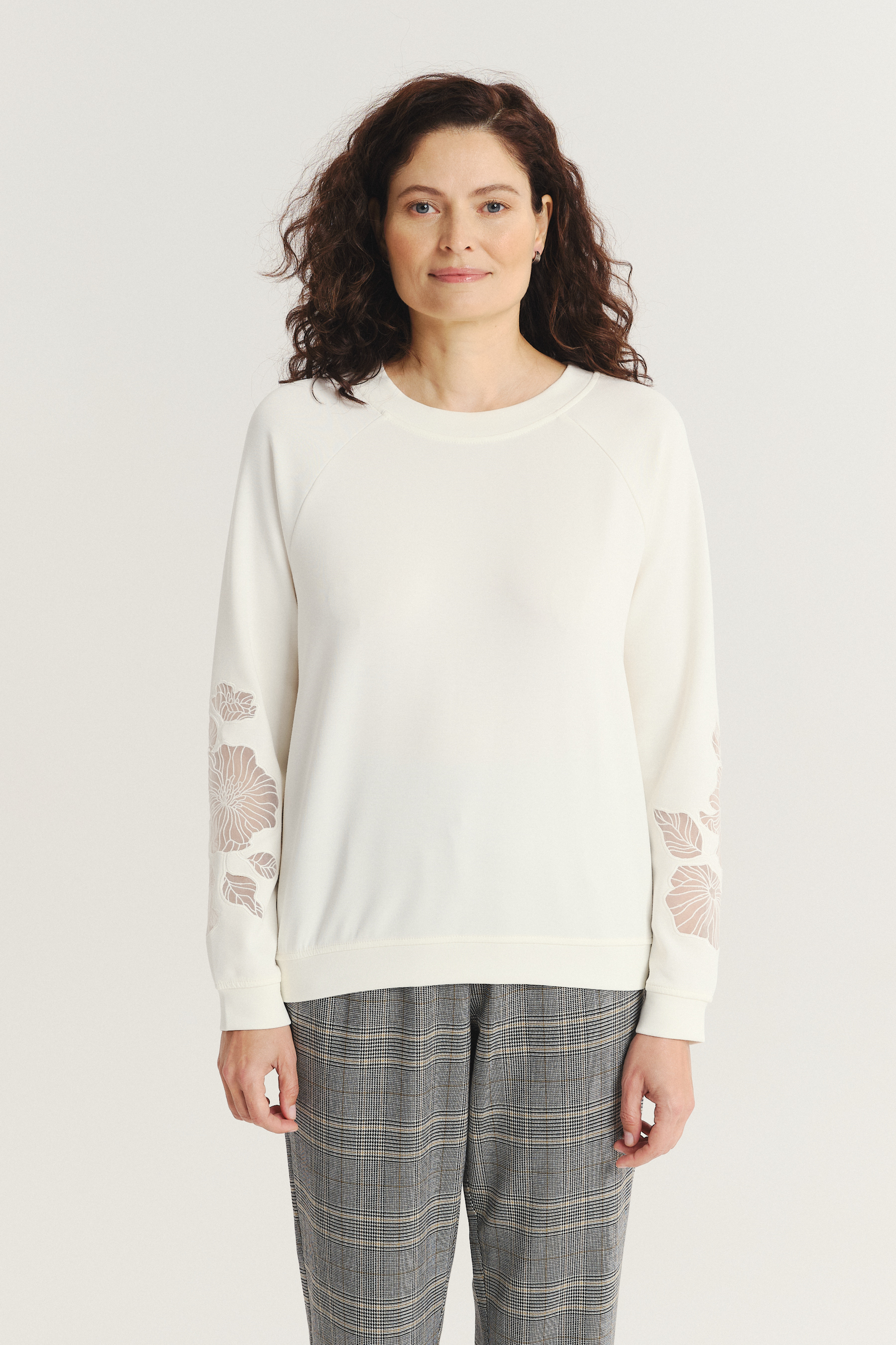 Biała bluza z ozdobnym haftem na rękawach