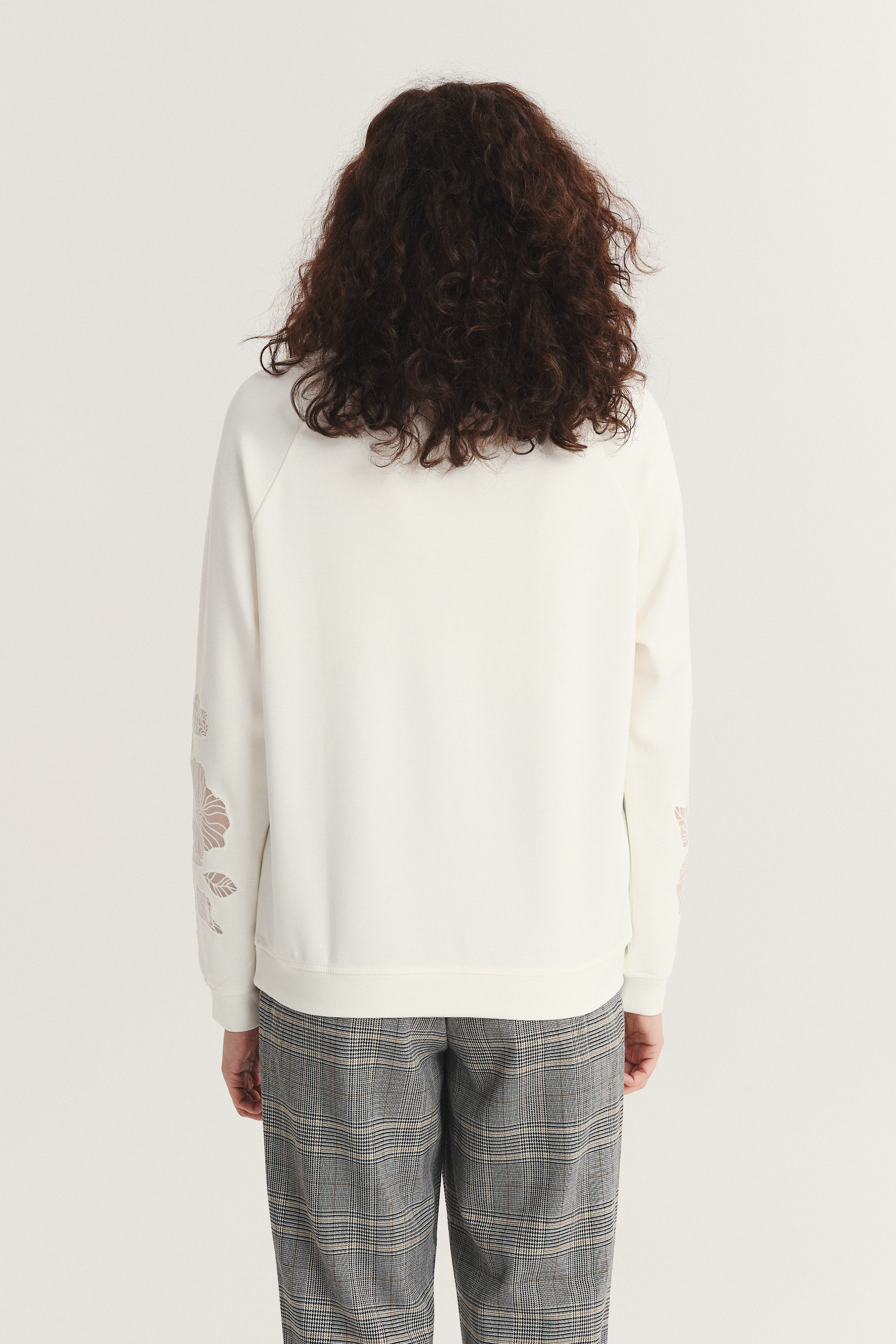 Biała bluza z ozdobnym haftem na rękawach