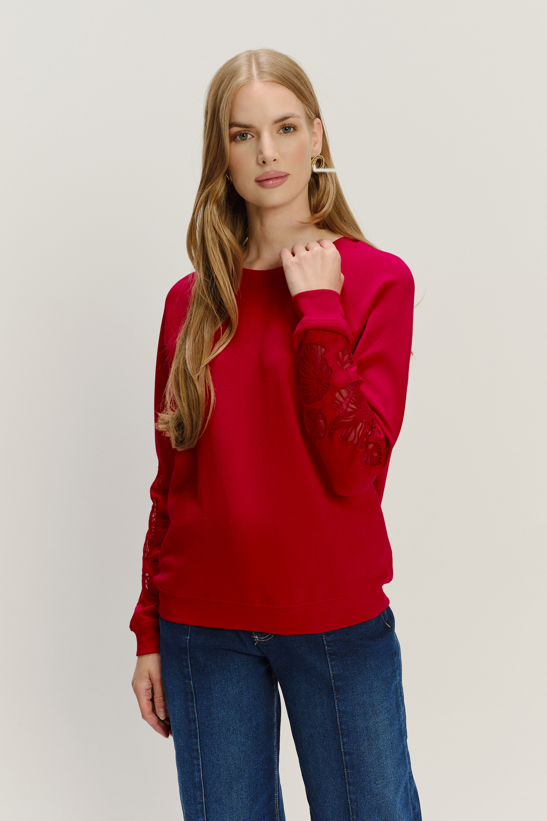 Stylowa bluza w winnym odcieniu czerwieni