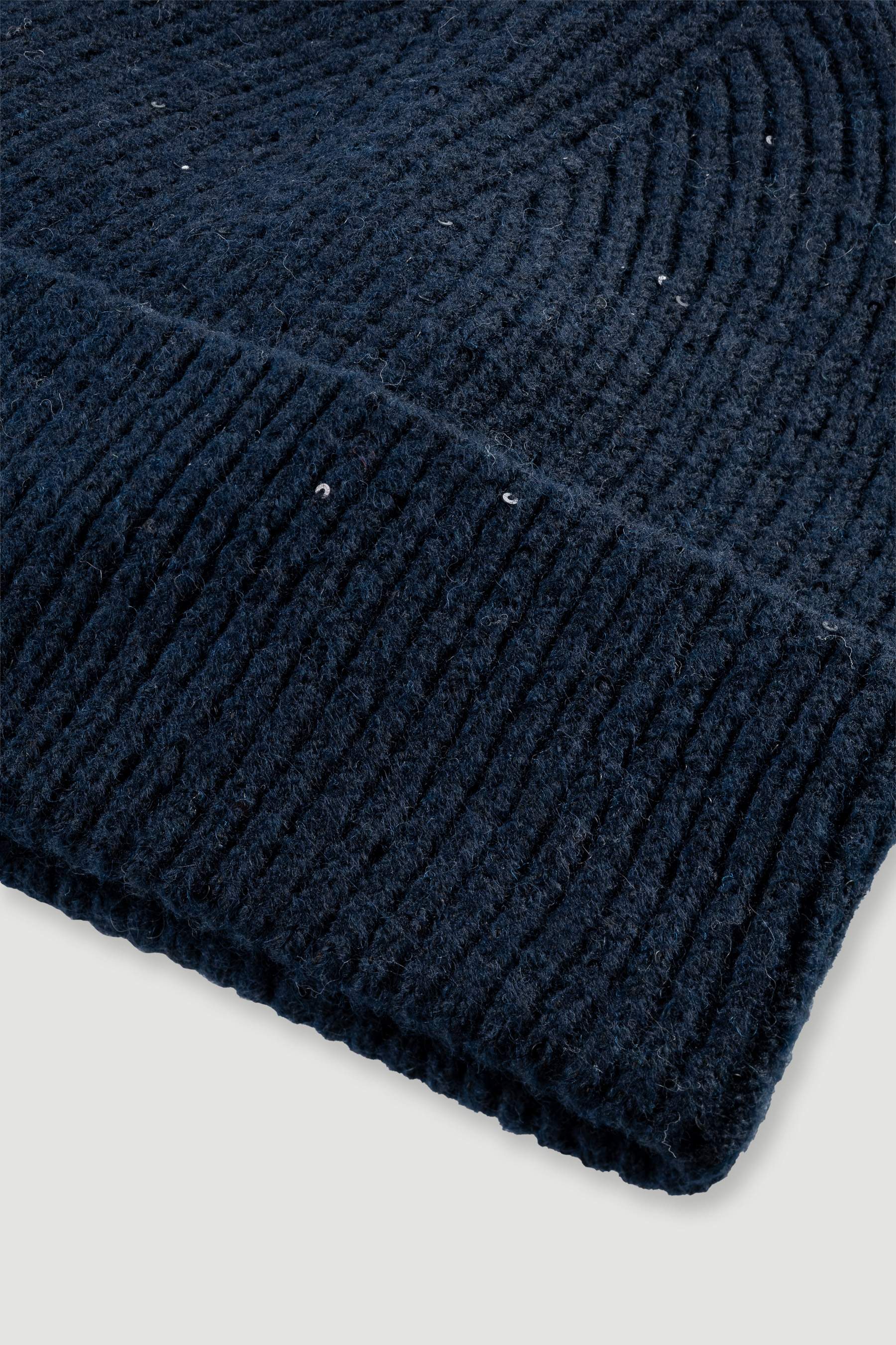 Granatowa czapka beanie z delikatnym połyskiem