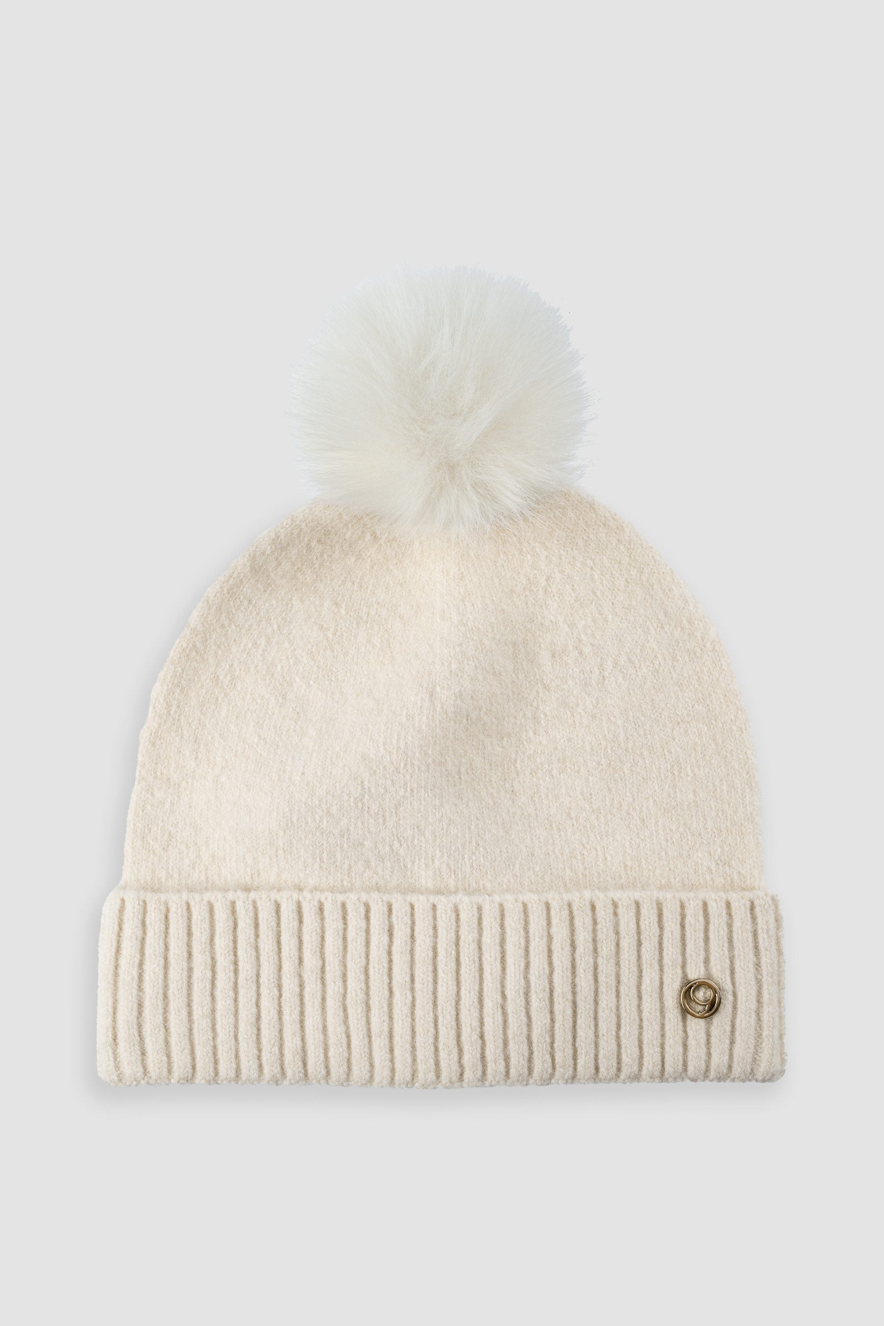 Ciepła kremowa czapka z białym pomponem