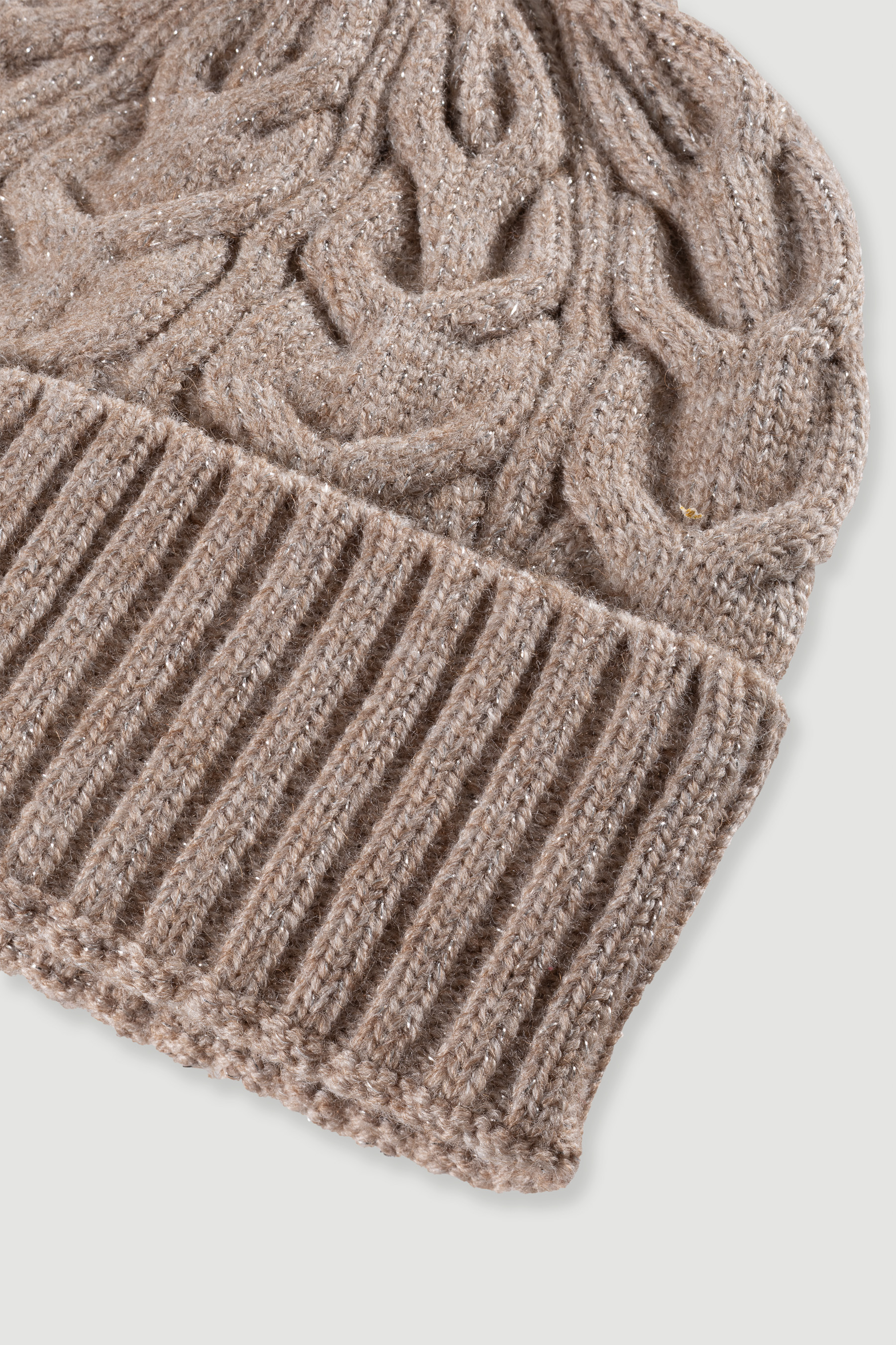 Efektowna jasnobrązowa czapka z widocznym splotem