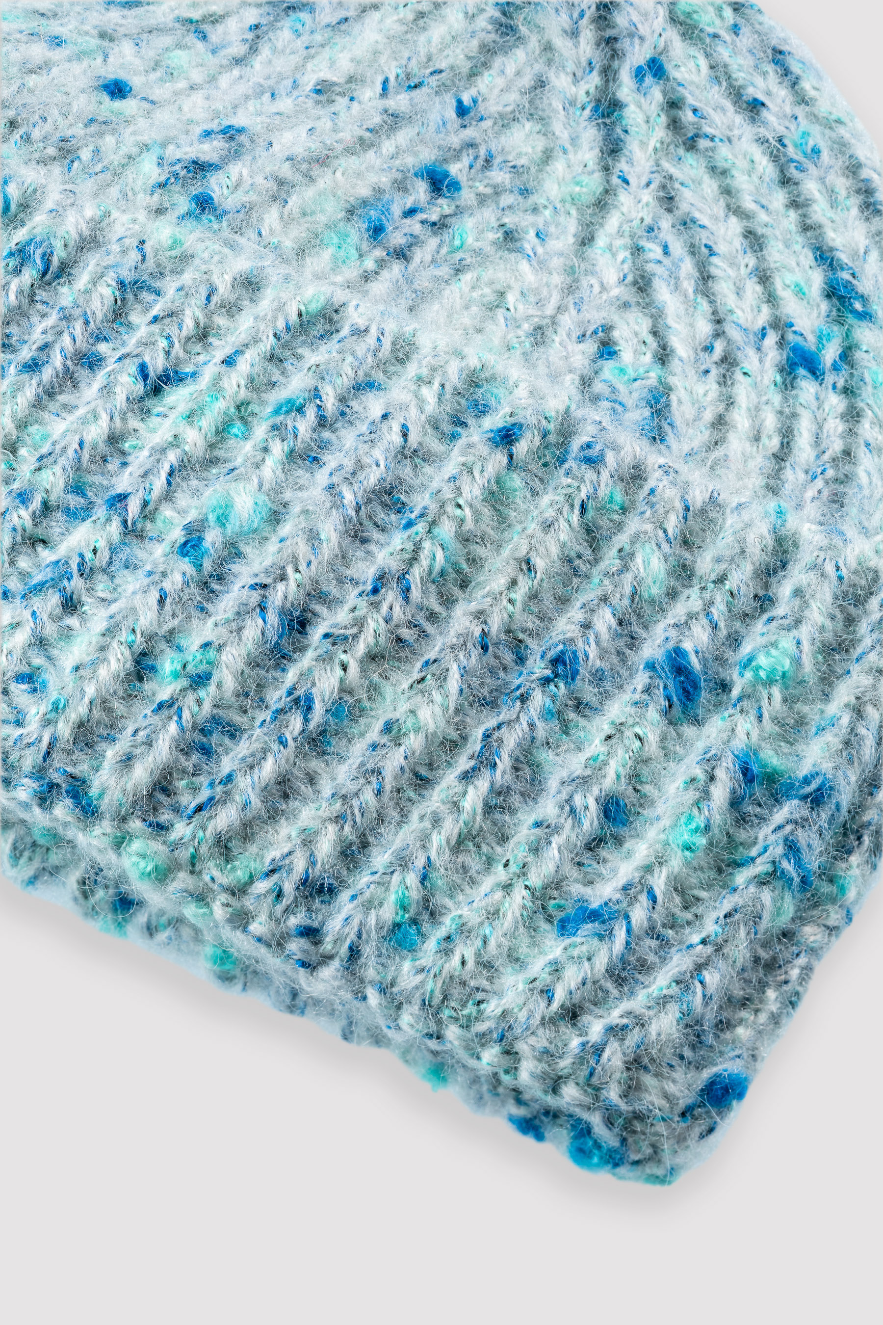Jasnoniebieska prążkowana czapka typu beanie