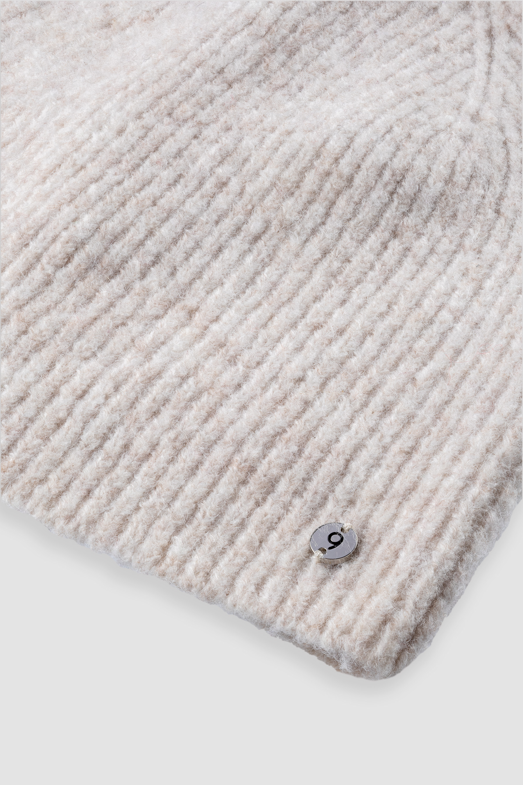 Uniwersalna kremowa czapka beanie