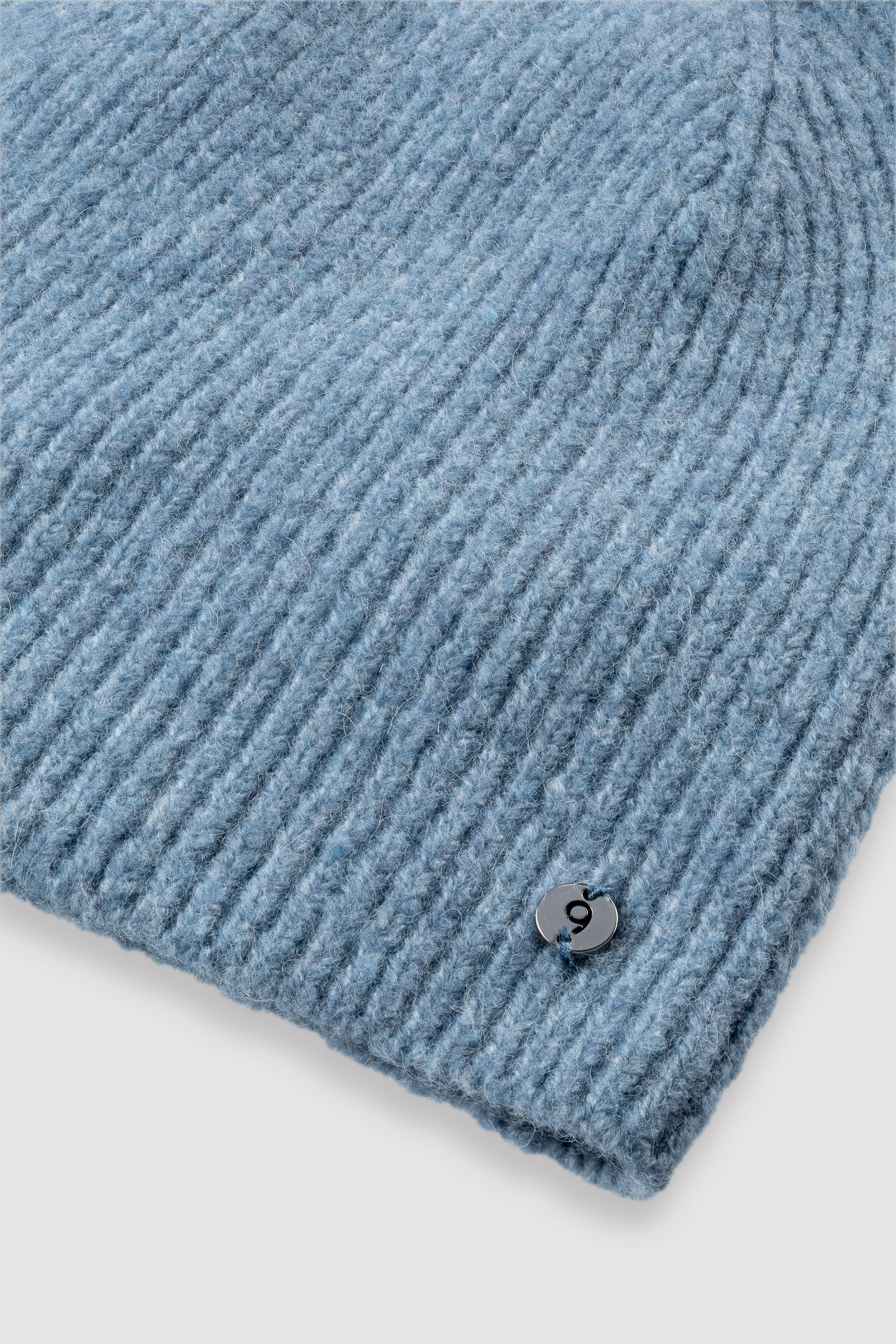 Niebieska prążkowana czapka beanie