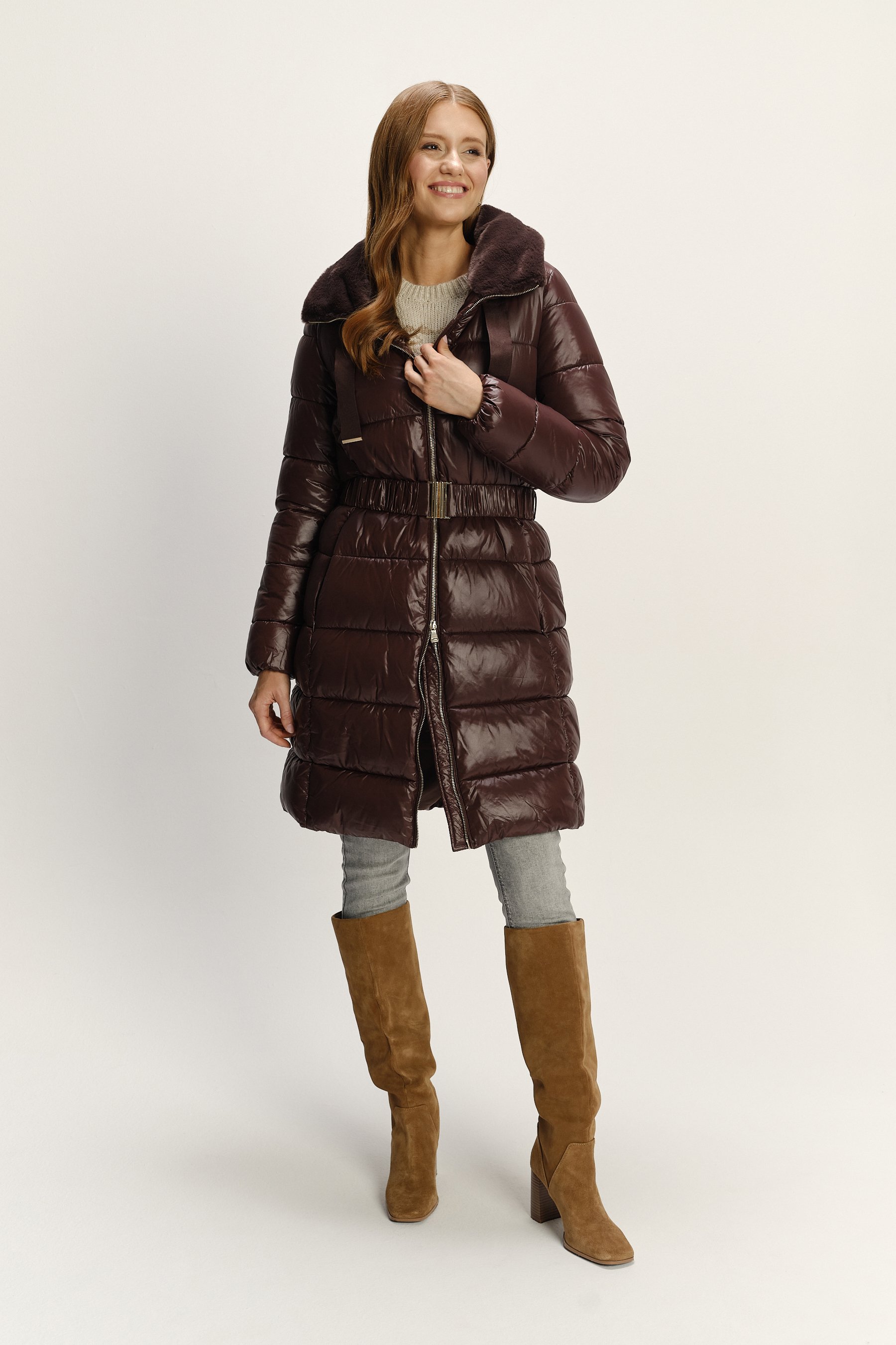 Stylowa pikowana kurtka z paskiem w talii