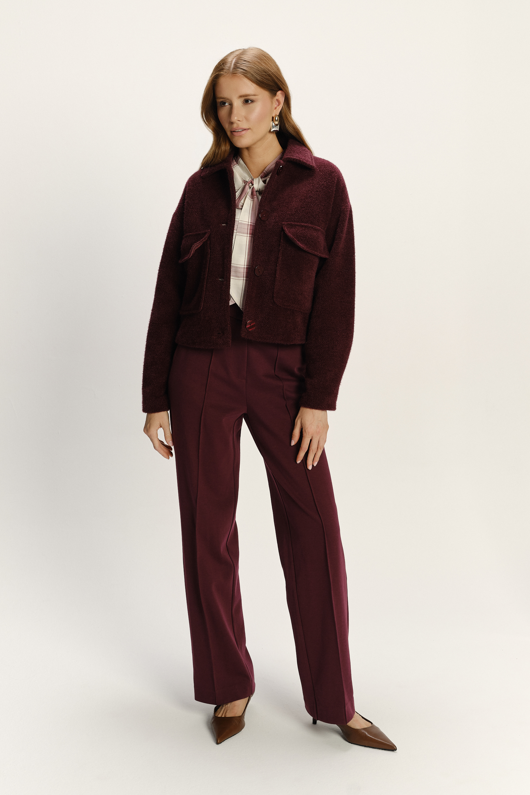 Burgundowa krótka kurtka o luźnym fasonie