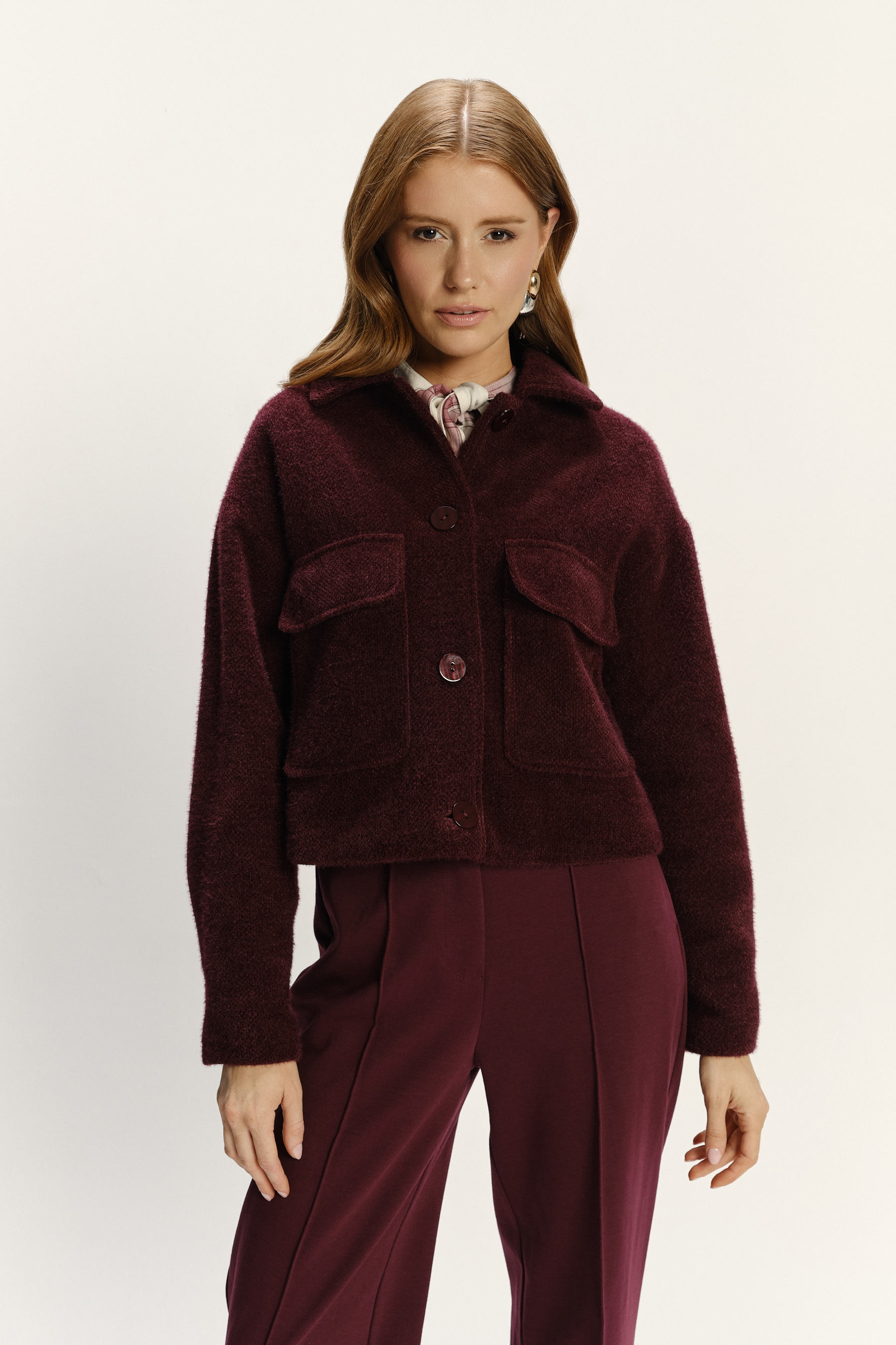 Burgundowa krótka kurtka o luźnym fasonie