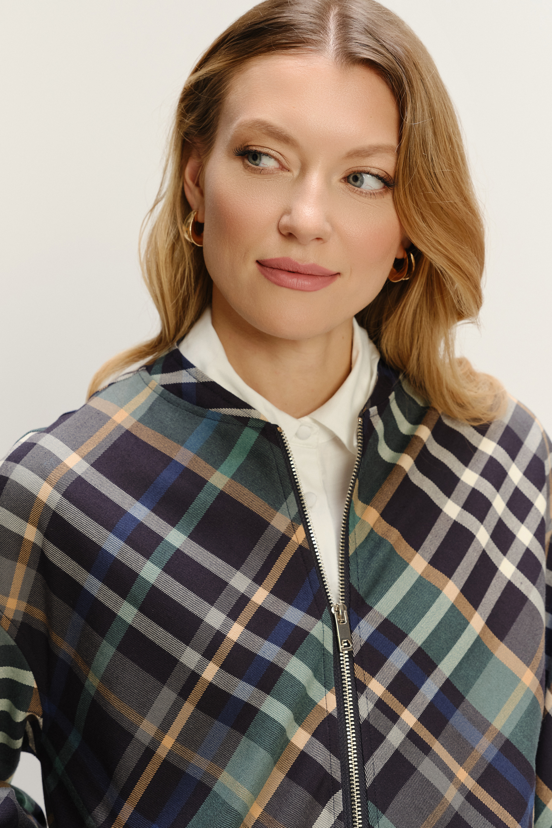 Kraciasta kurtka z domieszką wiskozy