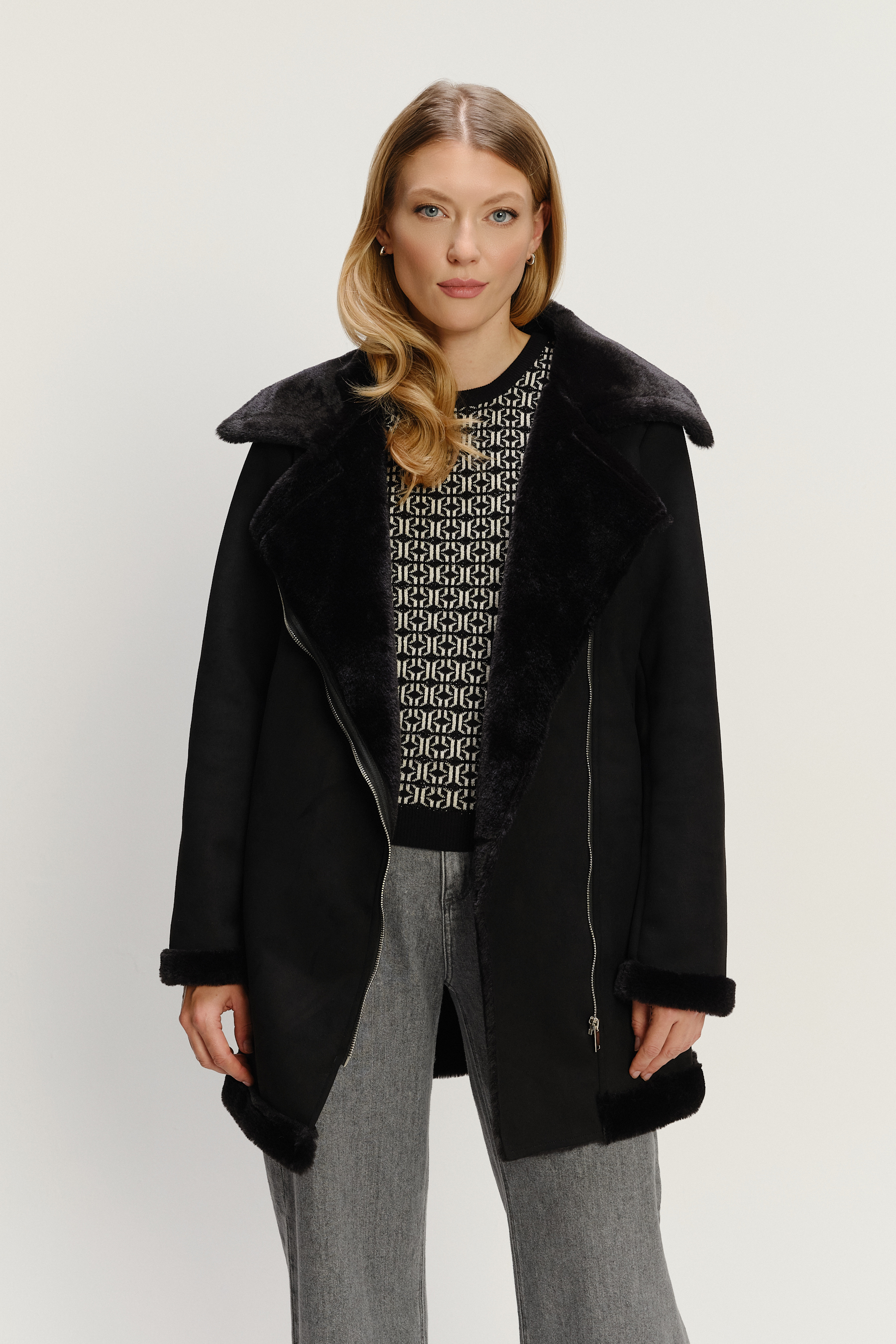 Czarny płaszcz z kożuchem 