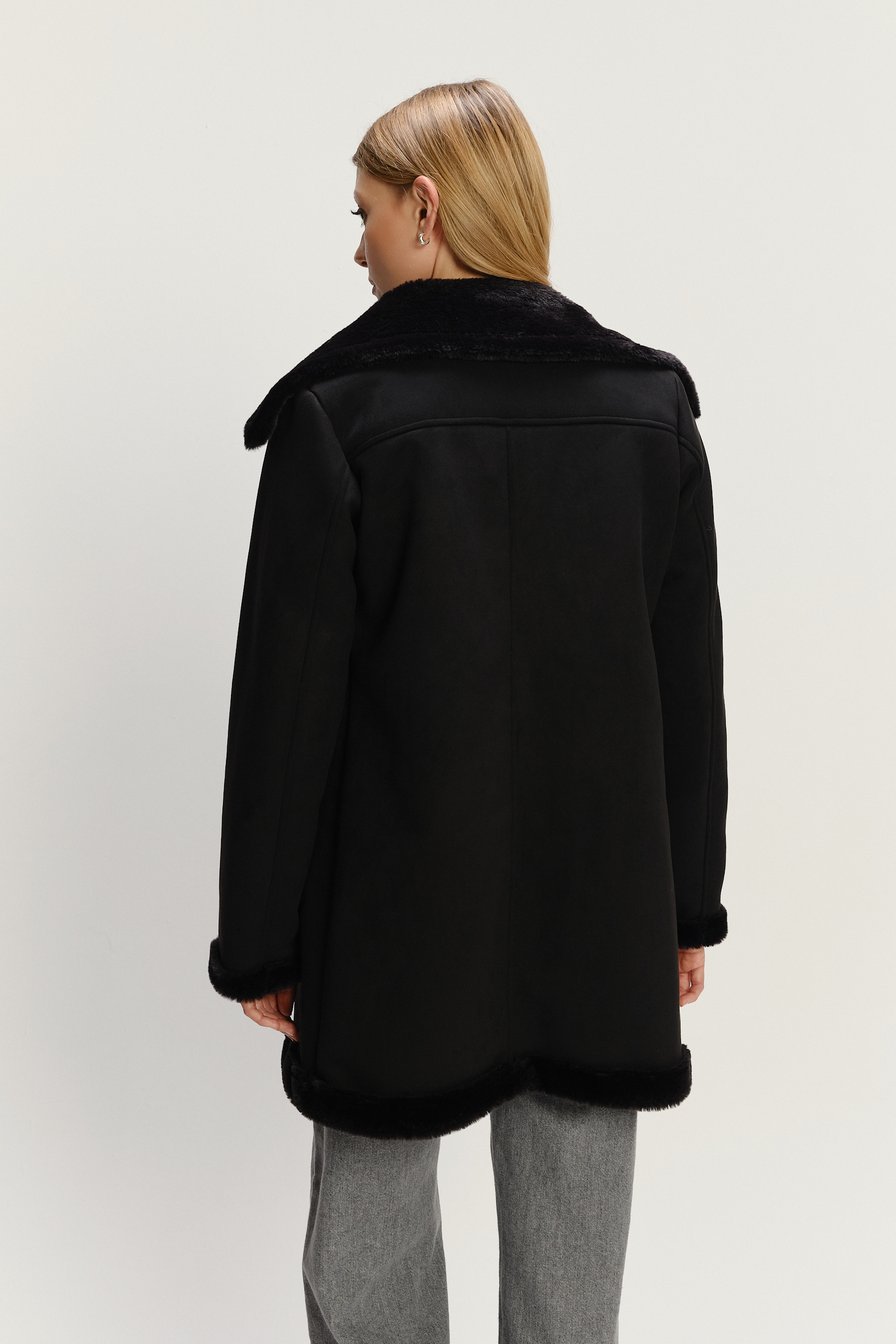 Czarny płaszcz z kożuchem 