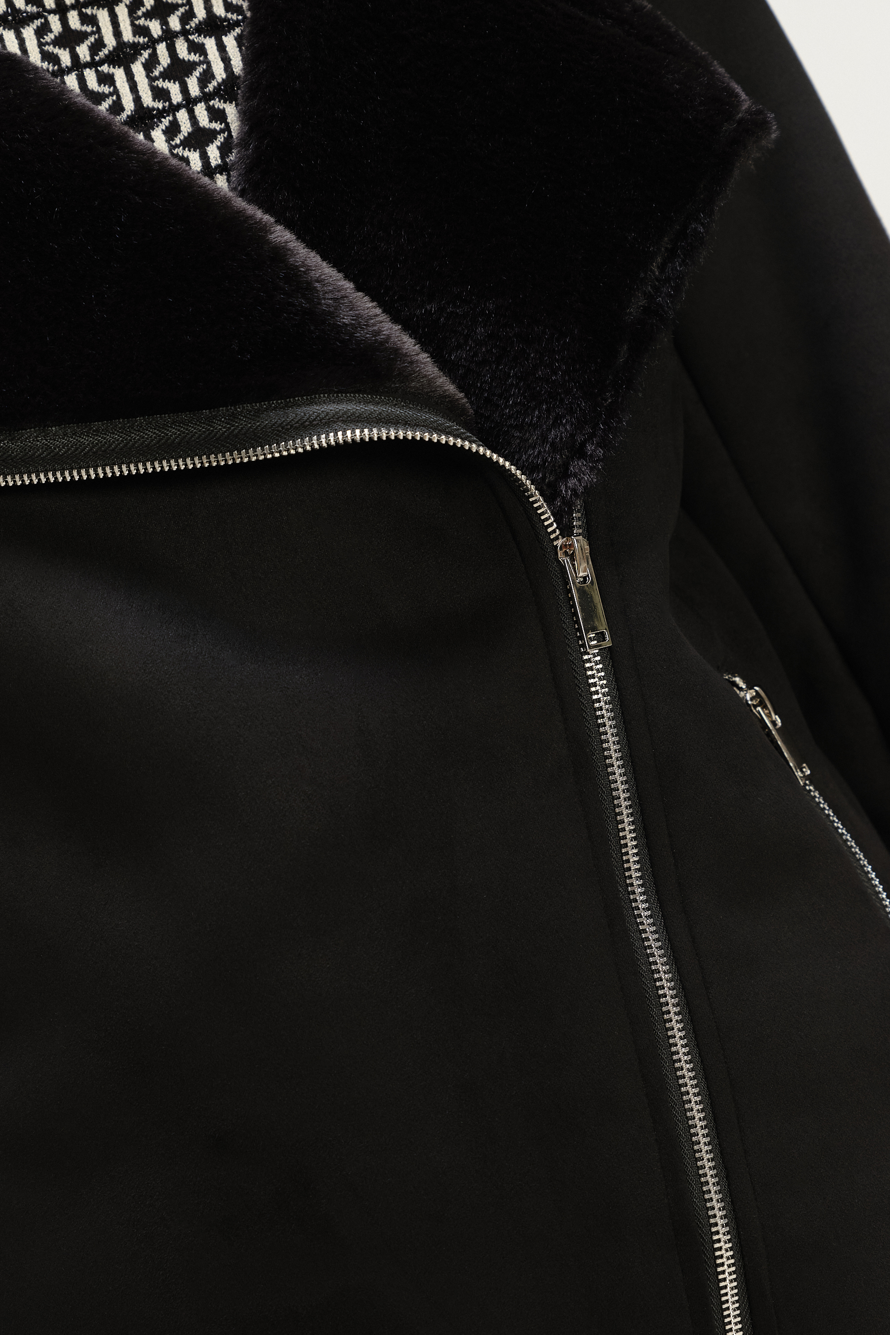 Czarny płaszcz z kożuchem 