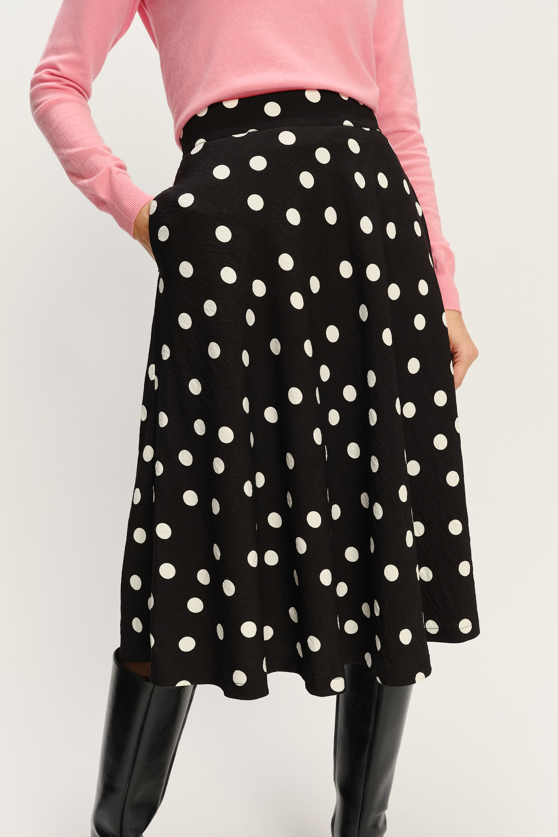 Kobieca delikatnie rozkloszowana spódnica midi nadruk w groszki