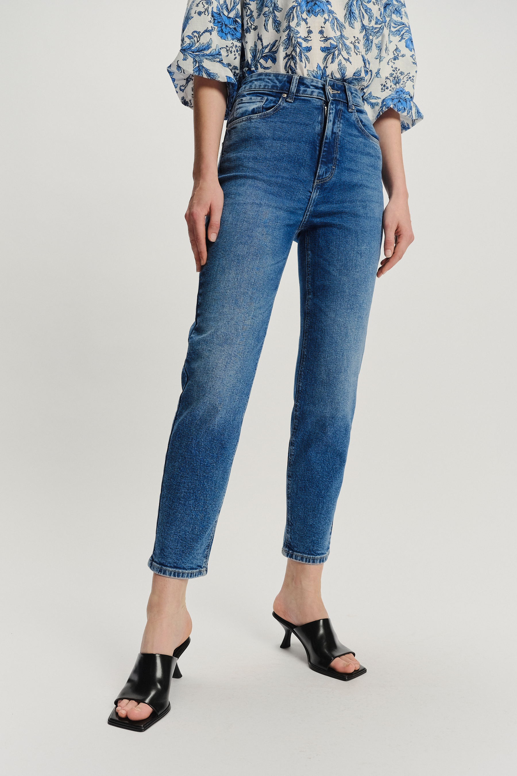 Klasyczne jeansy mom fit granatowe