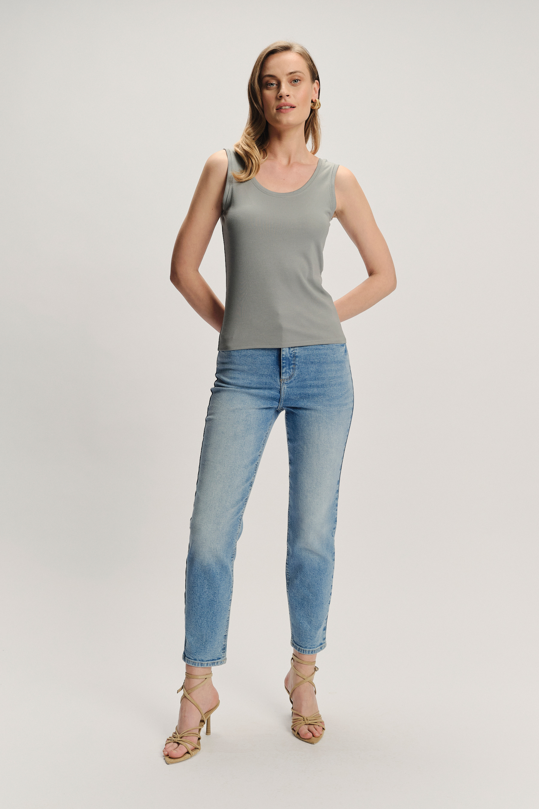 Niebieskie jeansy typu mom fit wysoki stan