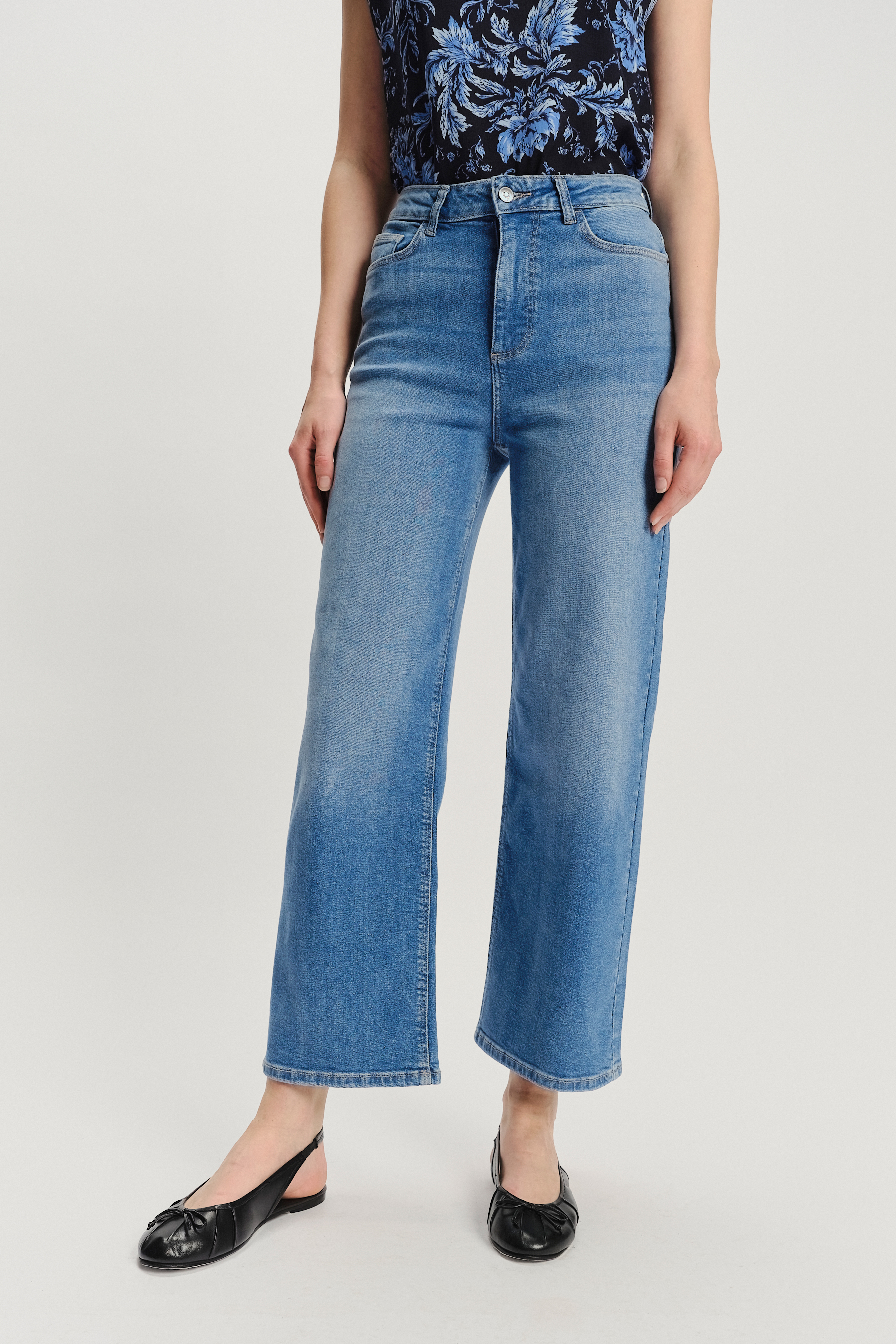 Niebieskie jeansy typu cropped