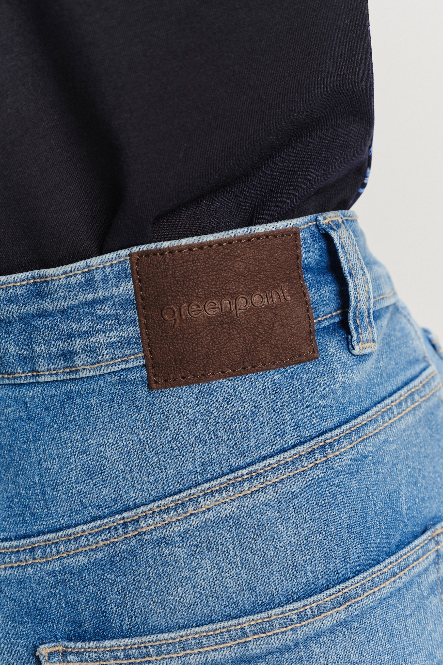Niebieskie jeansy typu cropped