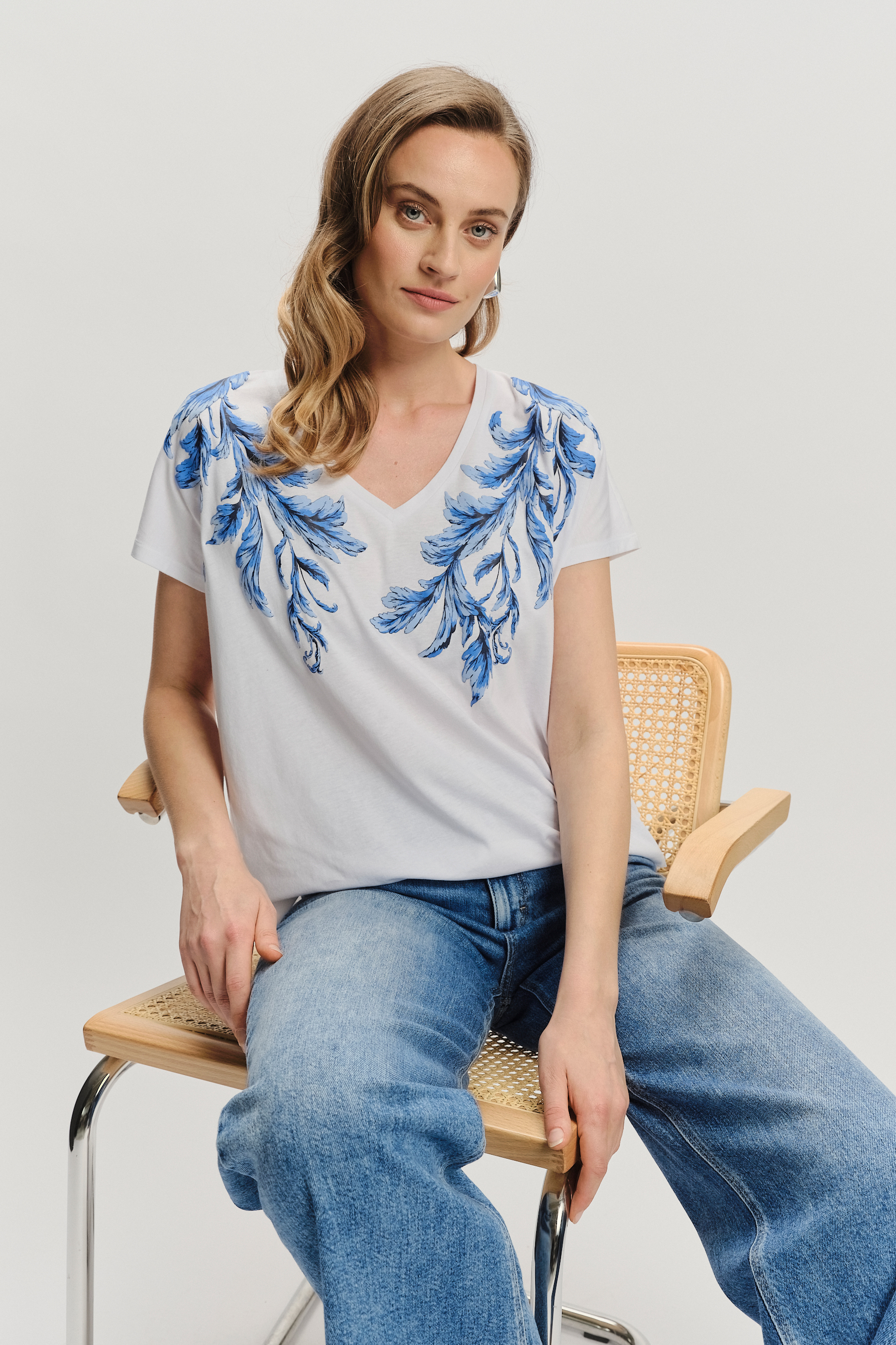 Stylowe jeansy z przetarciami krój wide leg