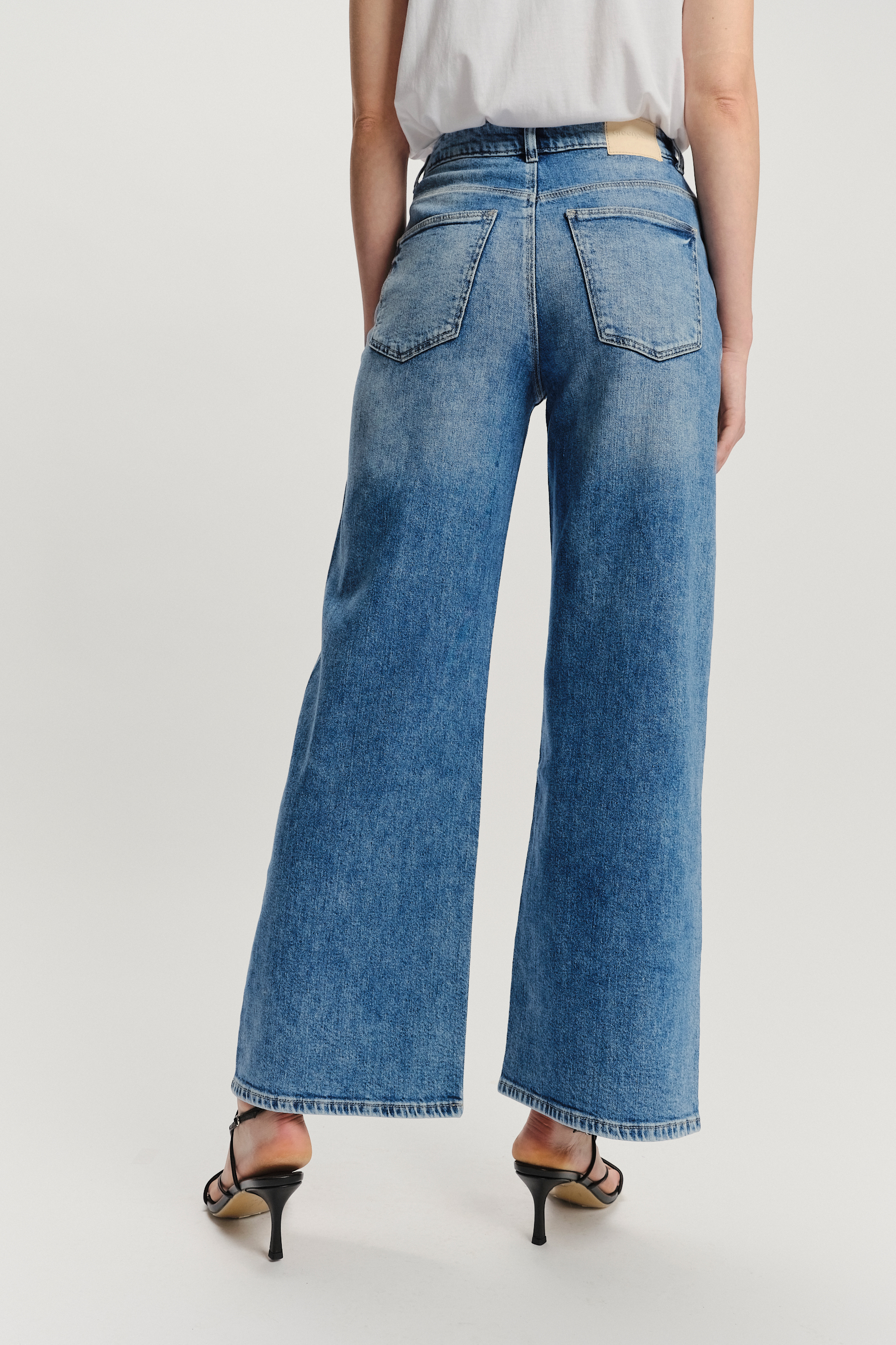 Stylowe jeansy z przetarciami krój wide leg