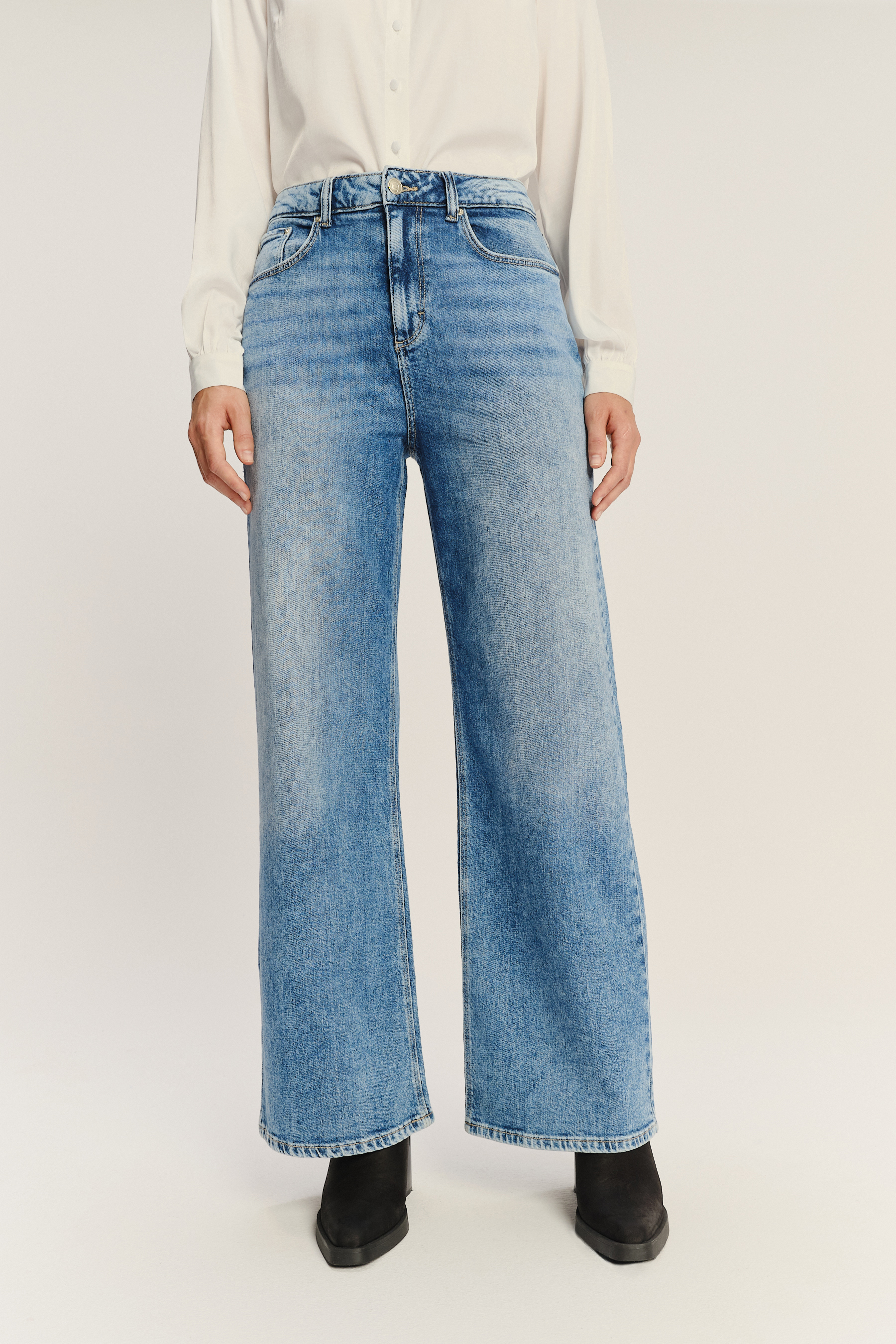 Stylowe jeansy z przetarciami krój wide leg