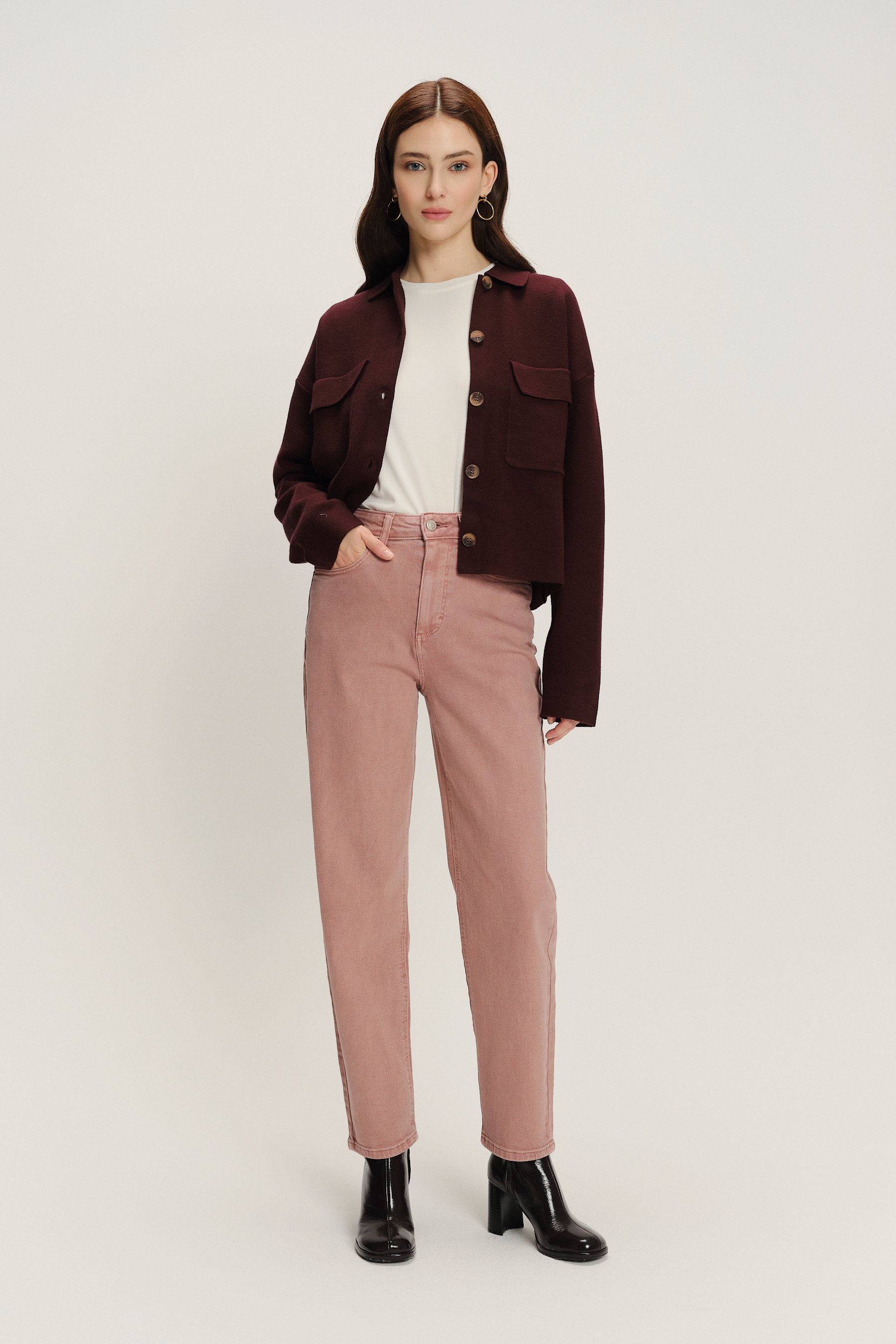 Pudrowo-różowe jeansy mom fit