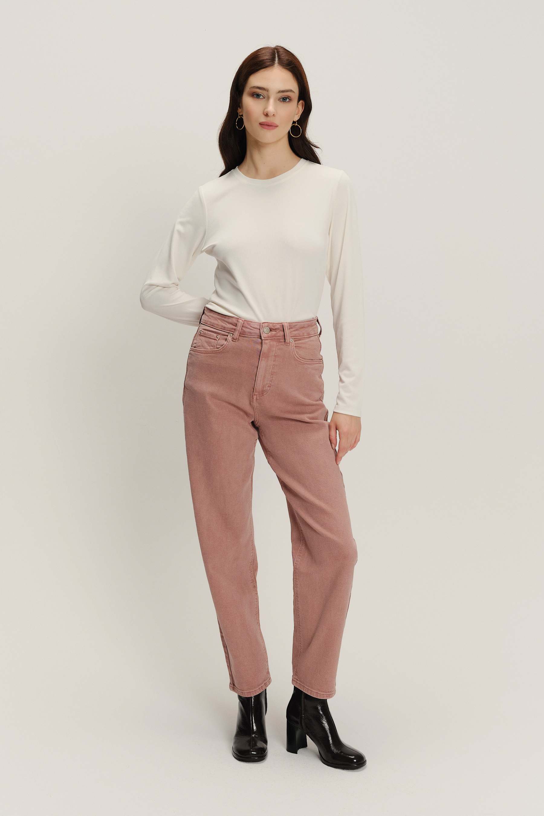 Pudrowo-różowe jeansy mom fit