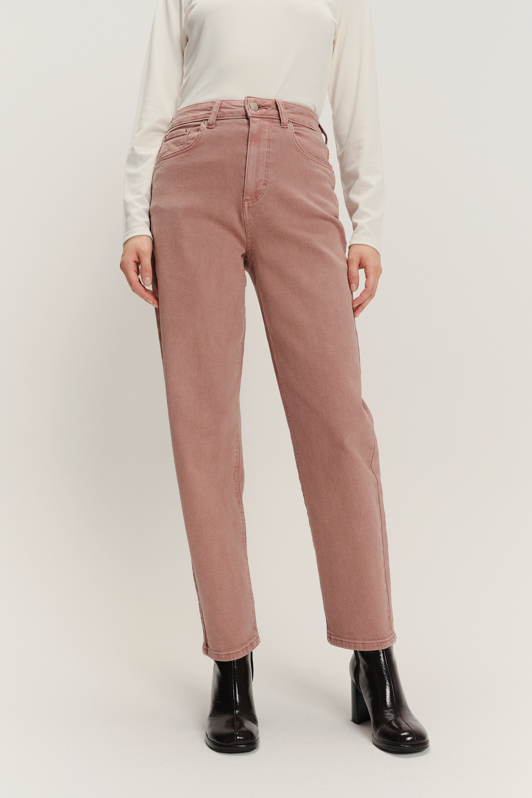 Pudrowo-różowe jeansy mom fit