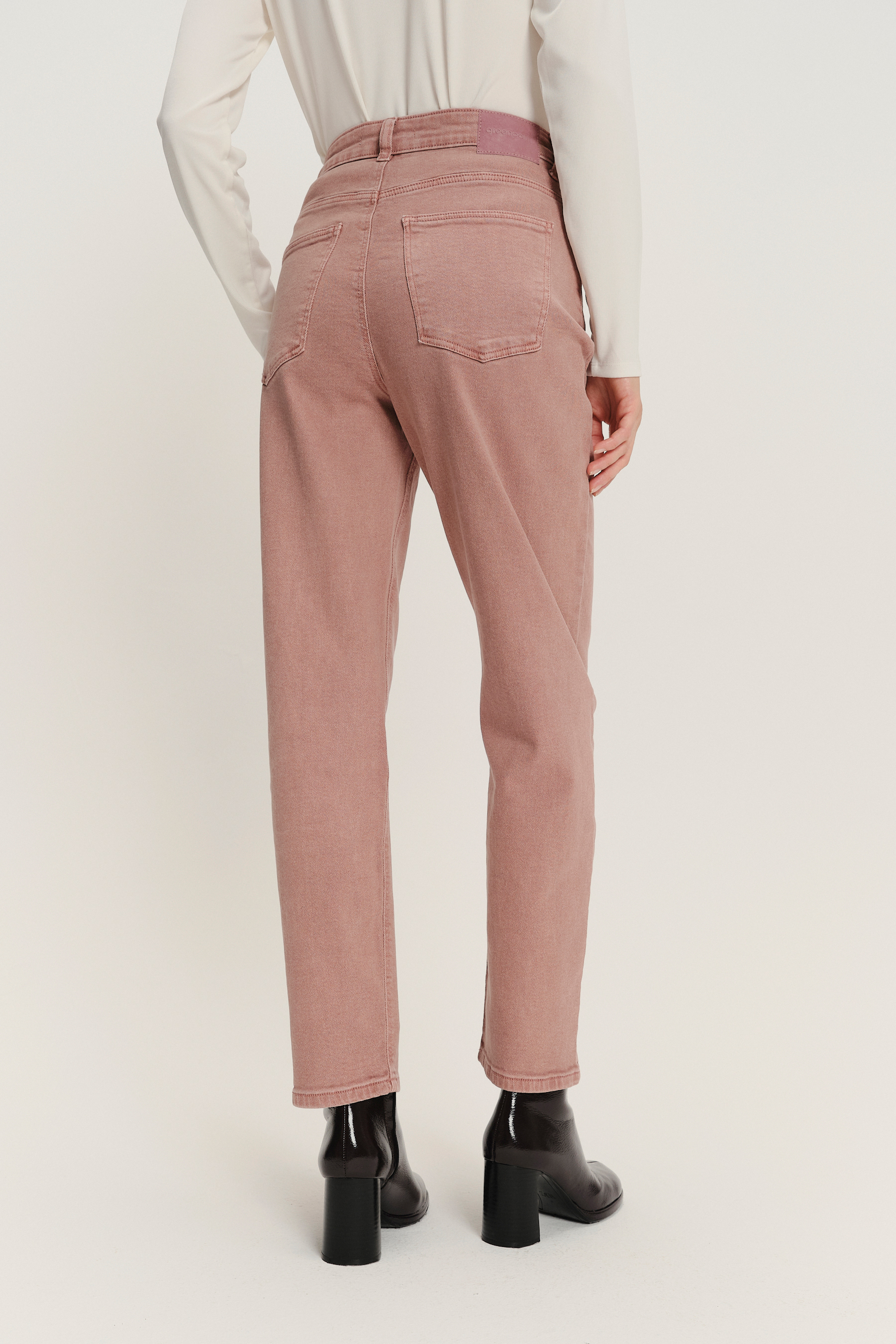 Pudrowo-różowe jeansy mom fit