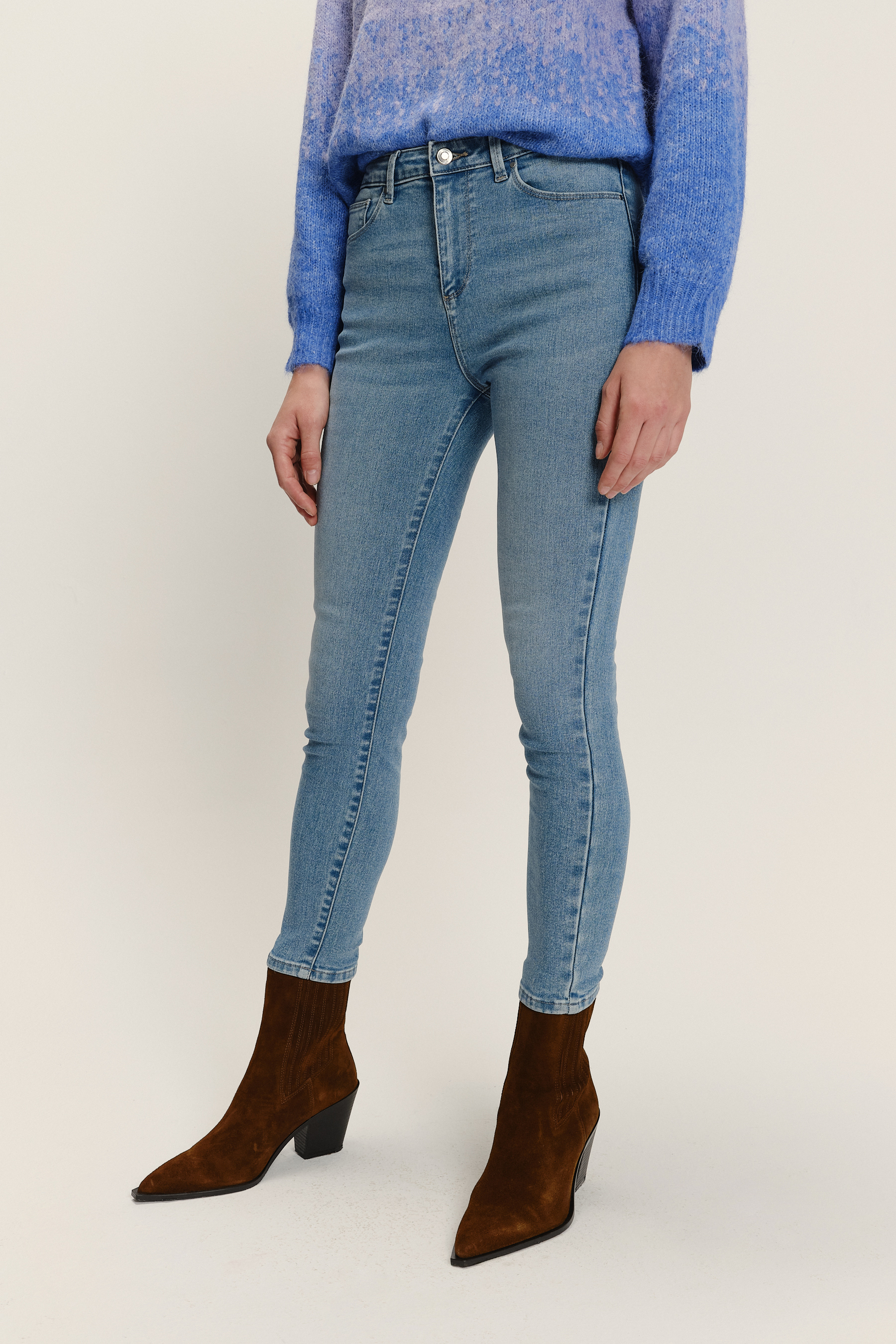 Jasnoniebieskie jeansy o fasonie skinny