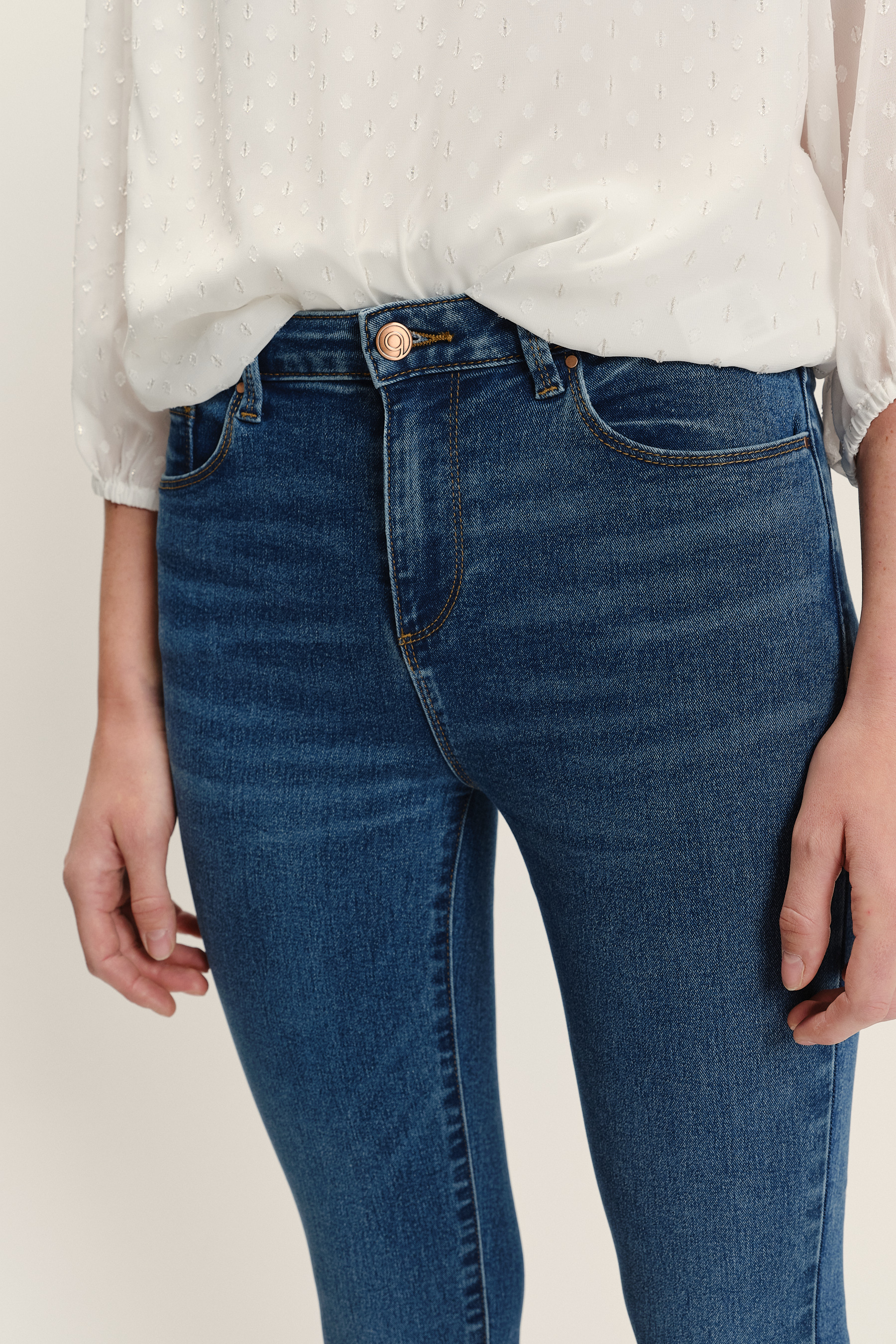 Ciemnogranatowe jeansy typu skinny