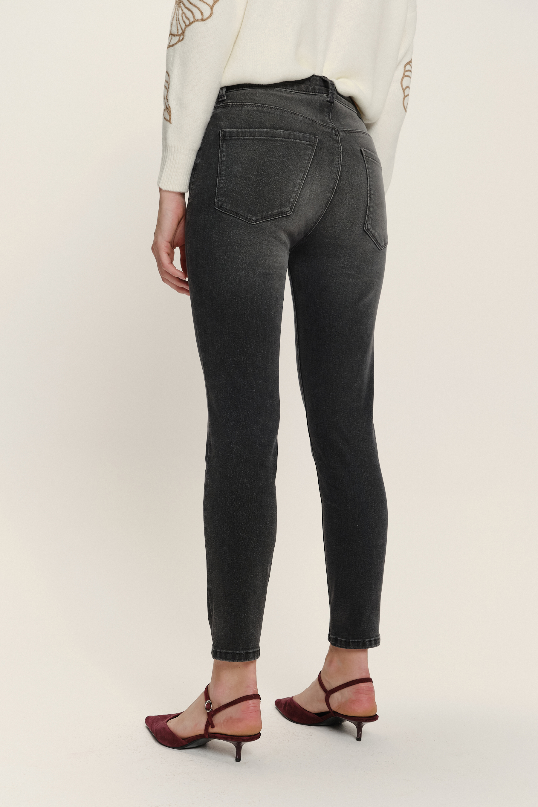 Grafitowe jeansy o fasonie skinny