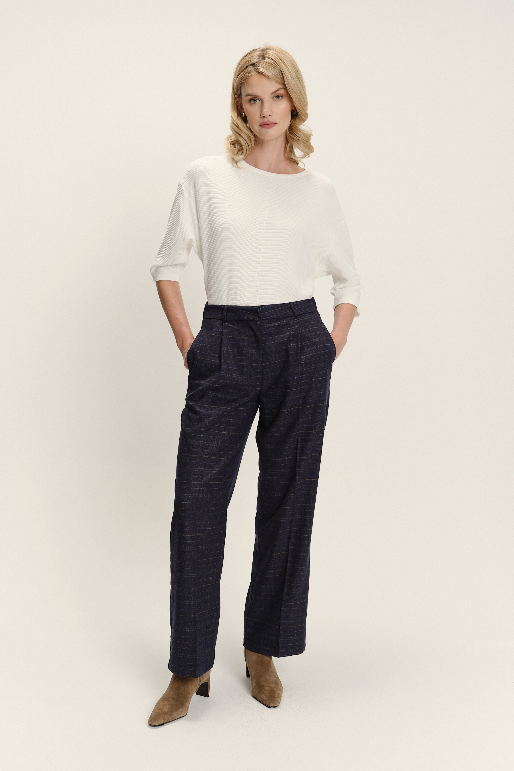 Spodnie w kratkę o prostej nogawce