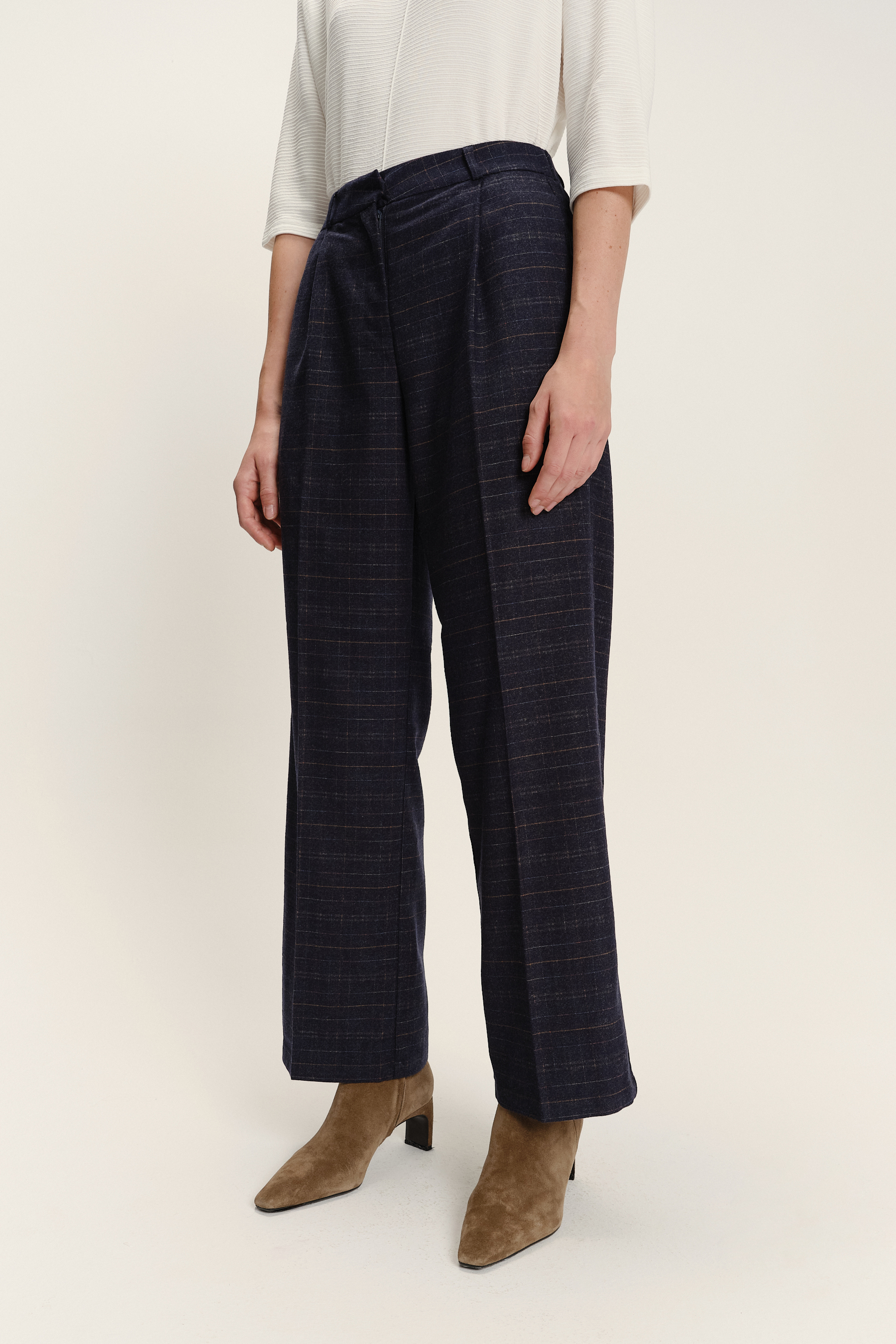 Spodnie w kratkę o prostej nogawce