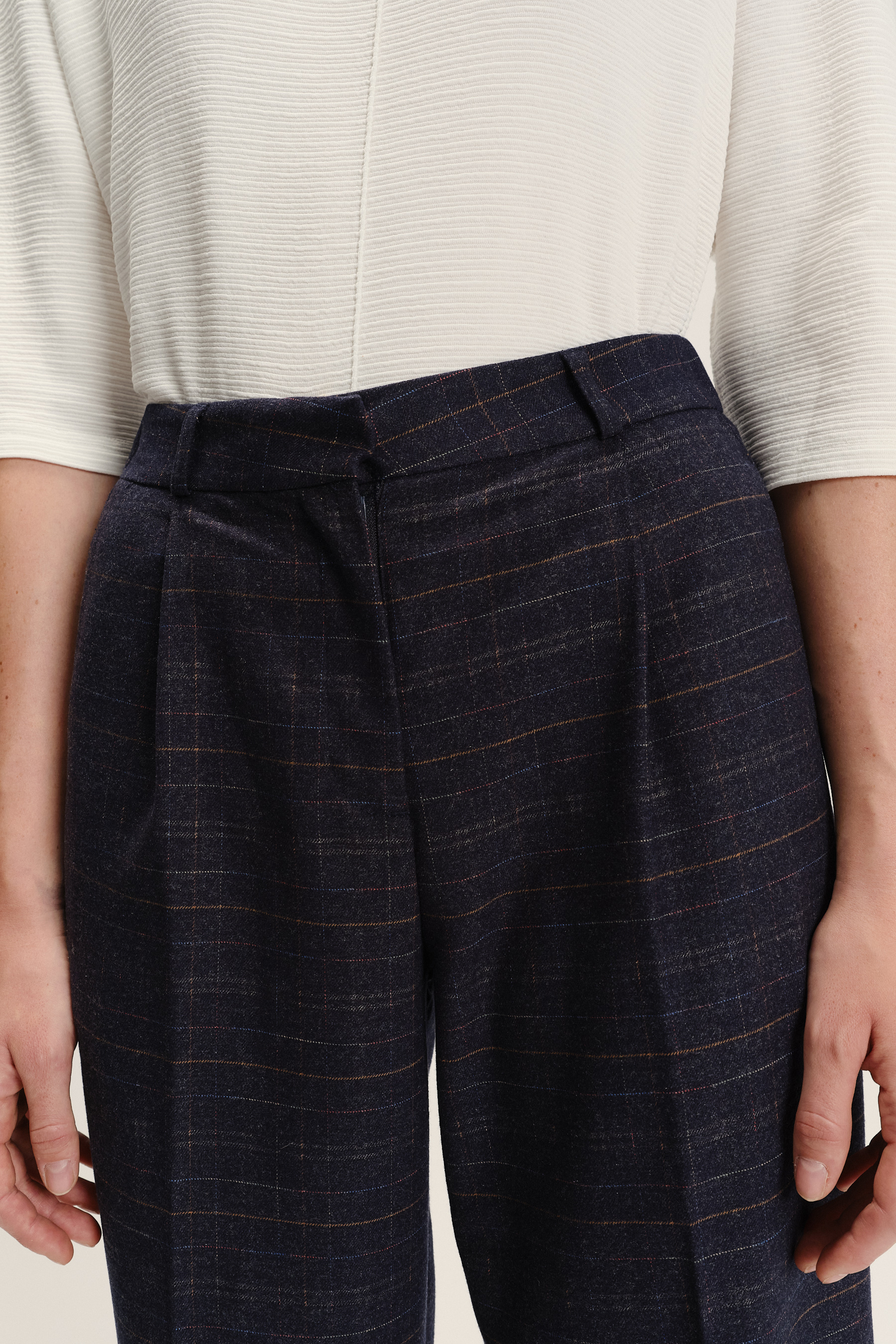 Spodnie w kratkę o prostej nogawce