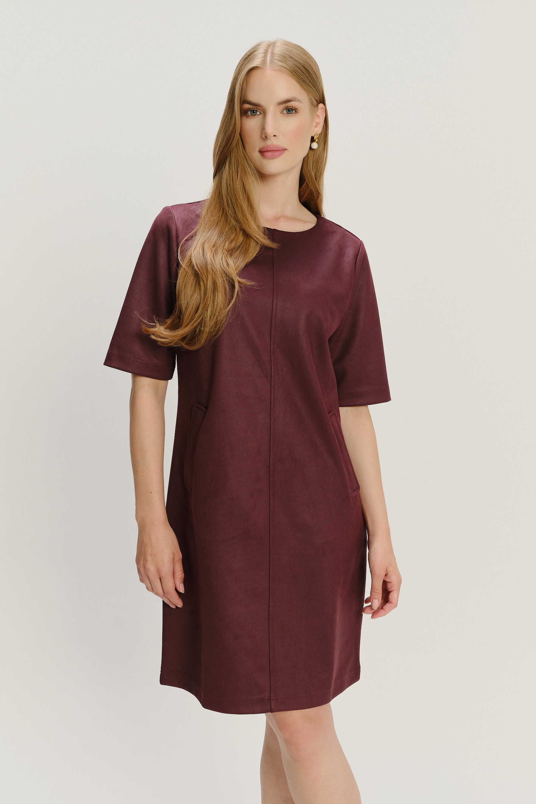 Elegancka bordowa sukienka o prostym fasonie