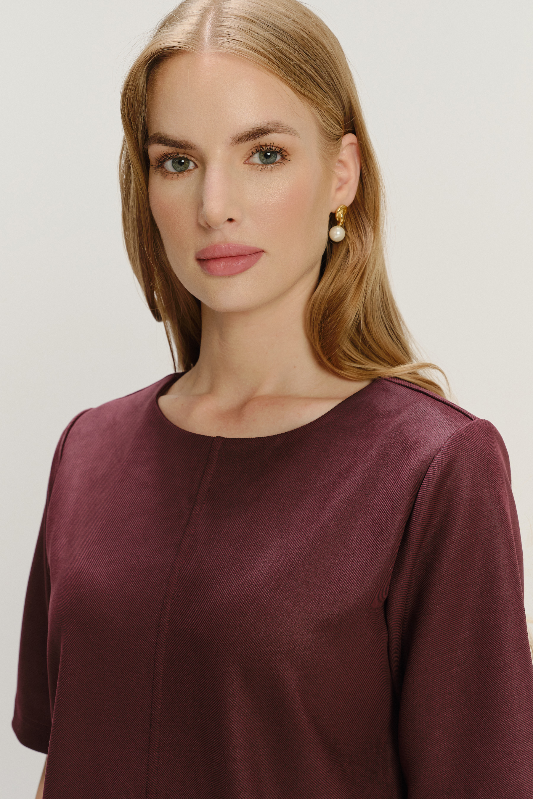 Elegancka bordowa sukienka o prostym fasonie