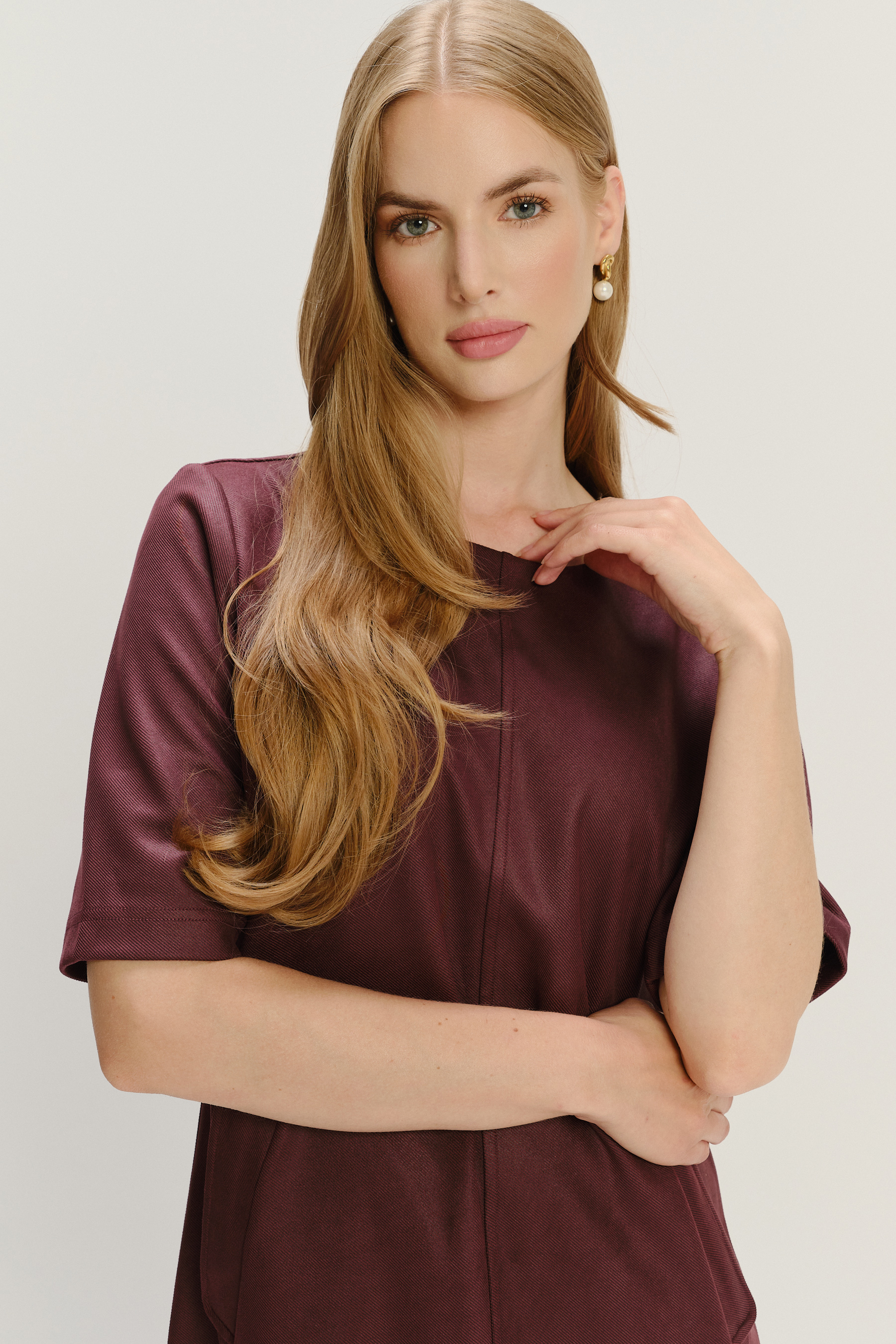 Elegancka bordowa sukienka o prostym fasonie