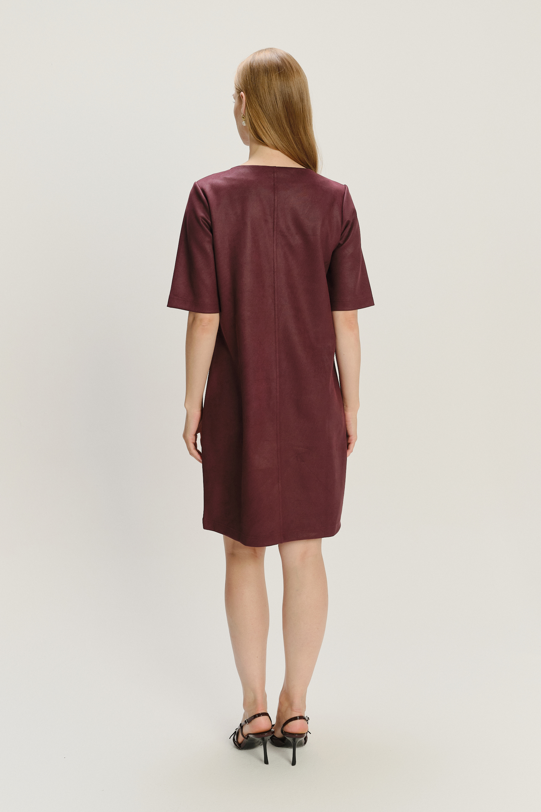 Elegancka bordowa sukienka o prostym fasonie