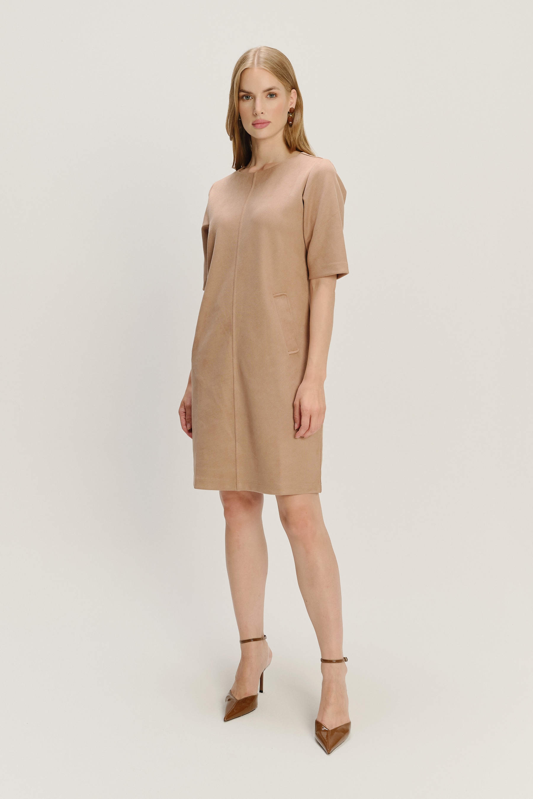 Beżowa uniwersalna sukienka o prostym fasonie