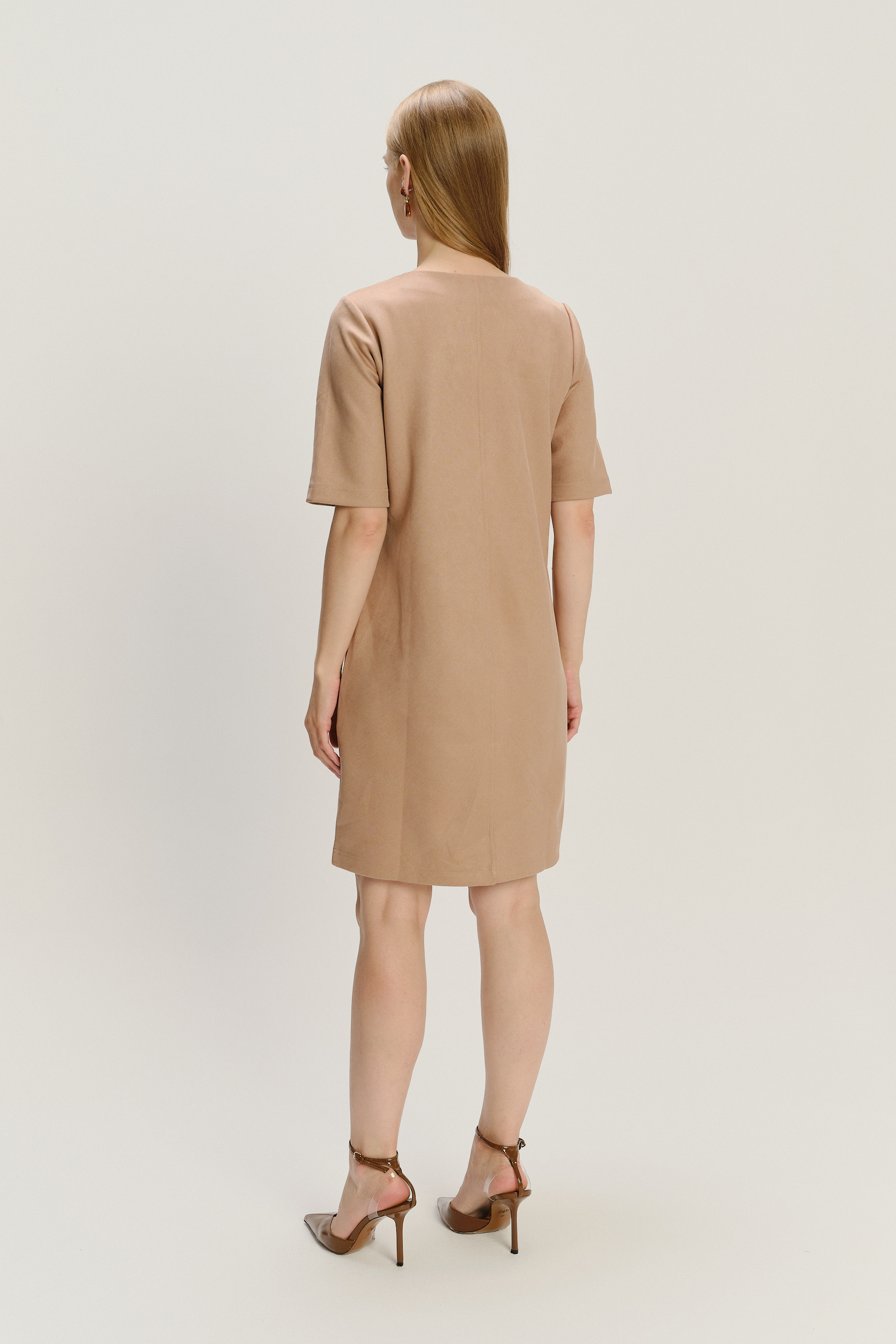 Beżowa uniwersalna sukienka o prostym fasonie