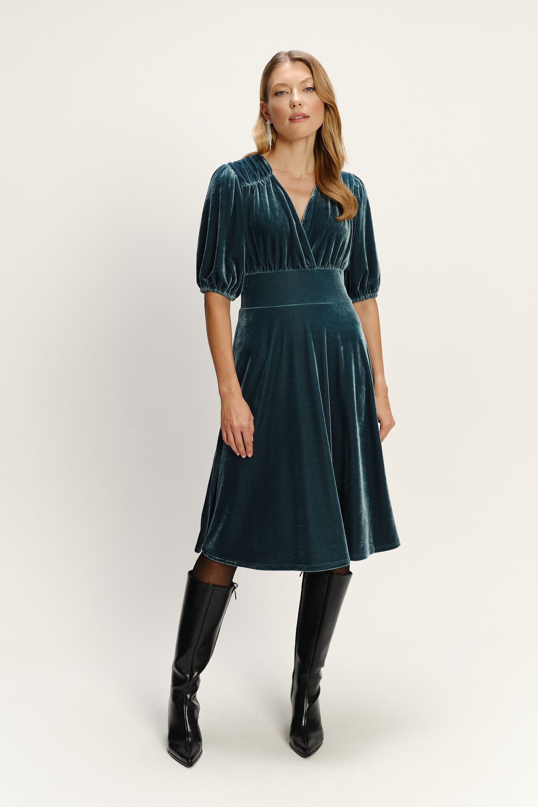 Ciemnoturkusowa sukienka midi z miękkiego weluru