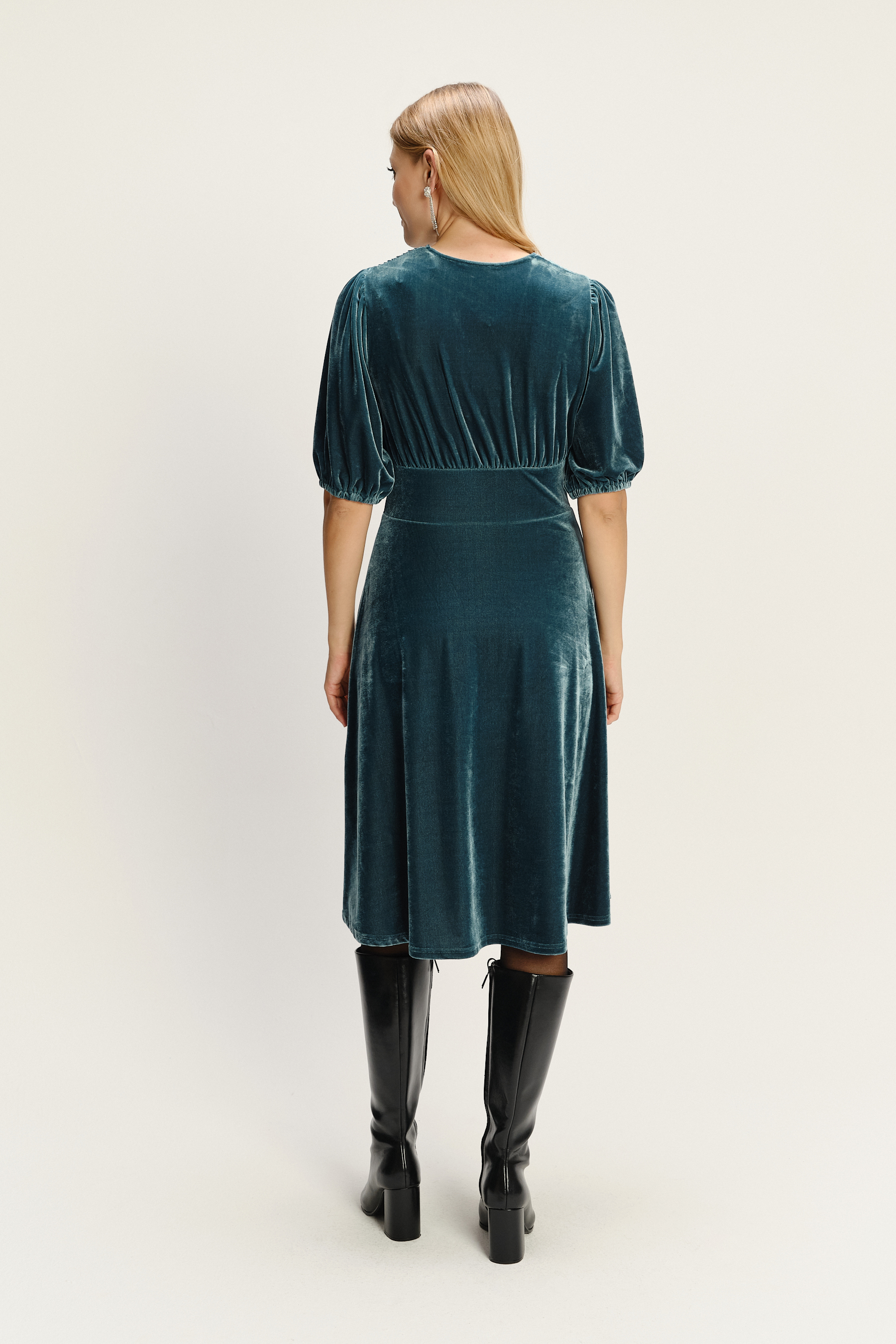 Ciemnoturkusowa sukienka midi z miękkiego weluru