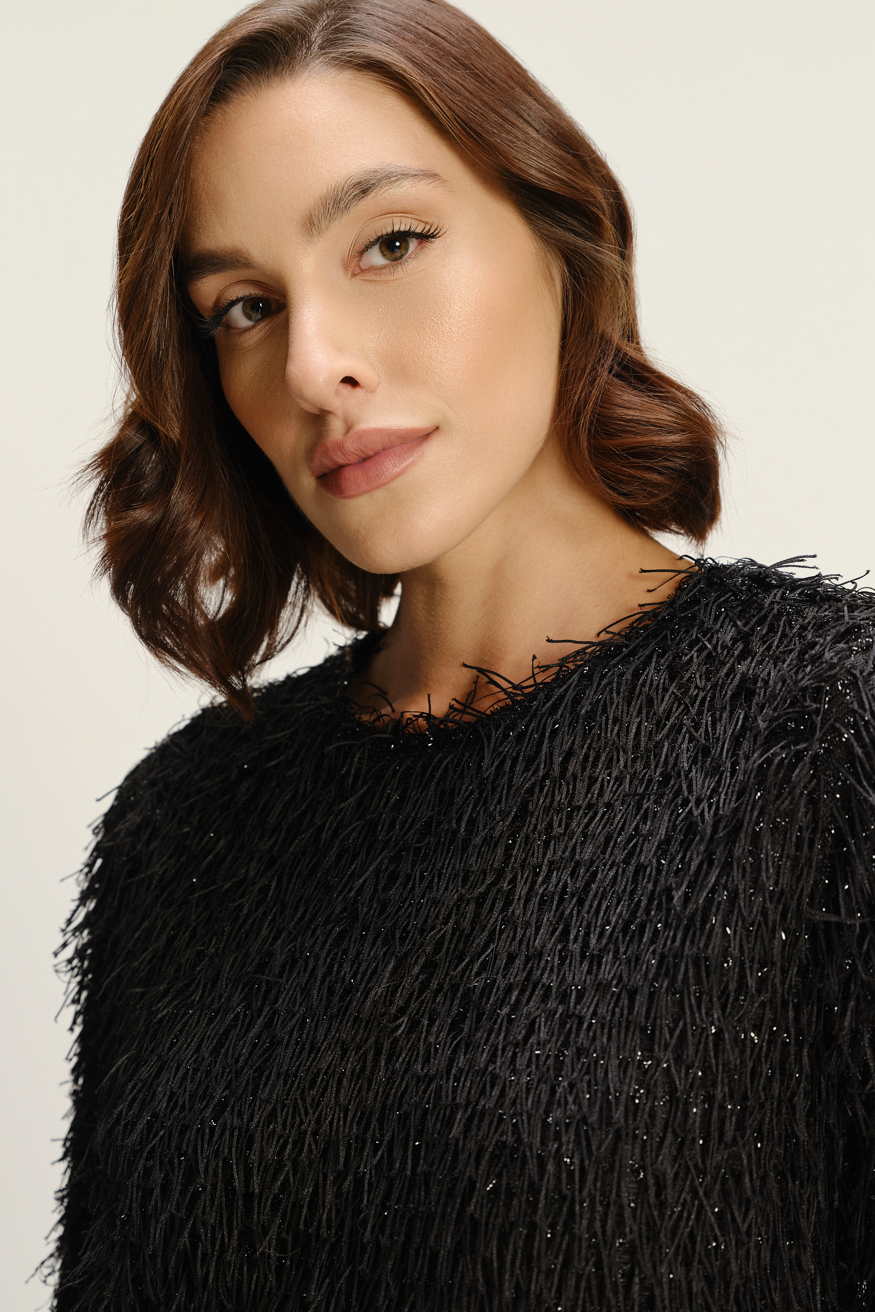 Czarna połyskująca sukienka z efektownym wykończeniem