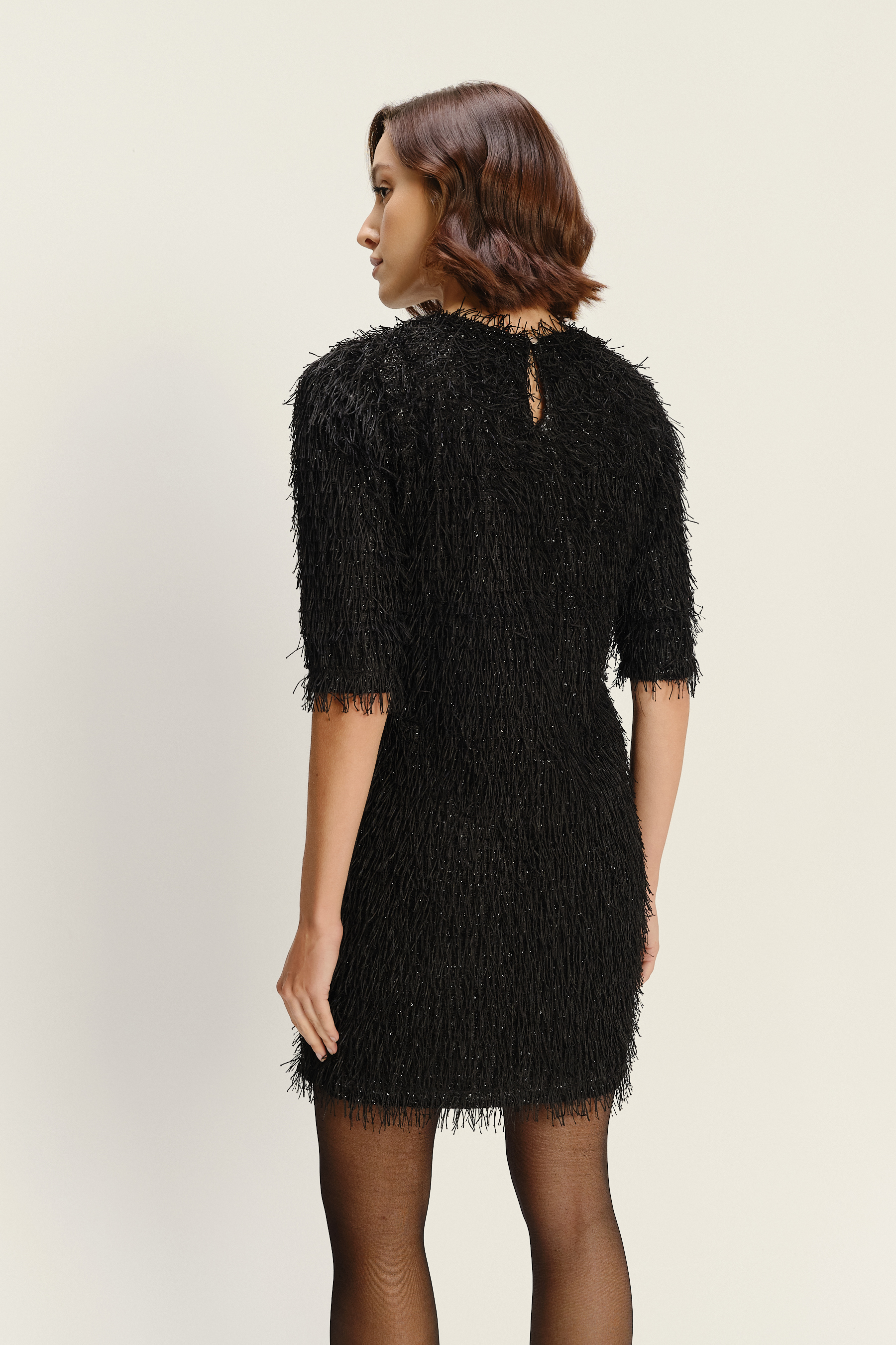 Czarna połyskująca sukienka z efektownym wykończeniem