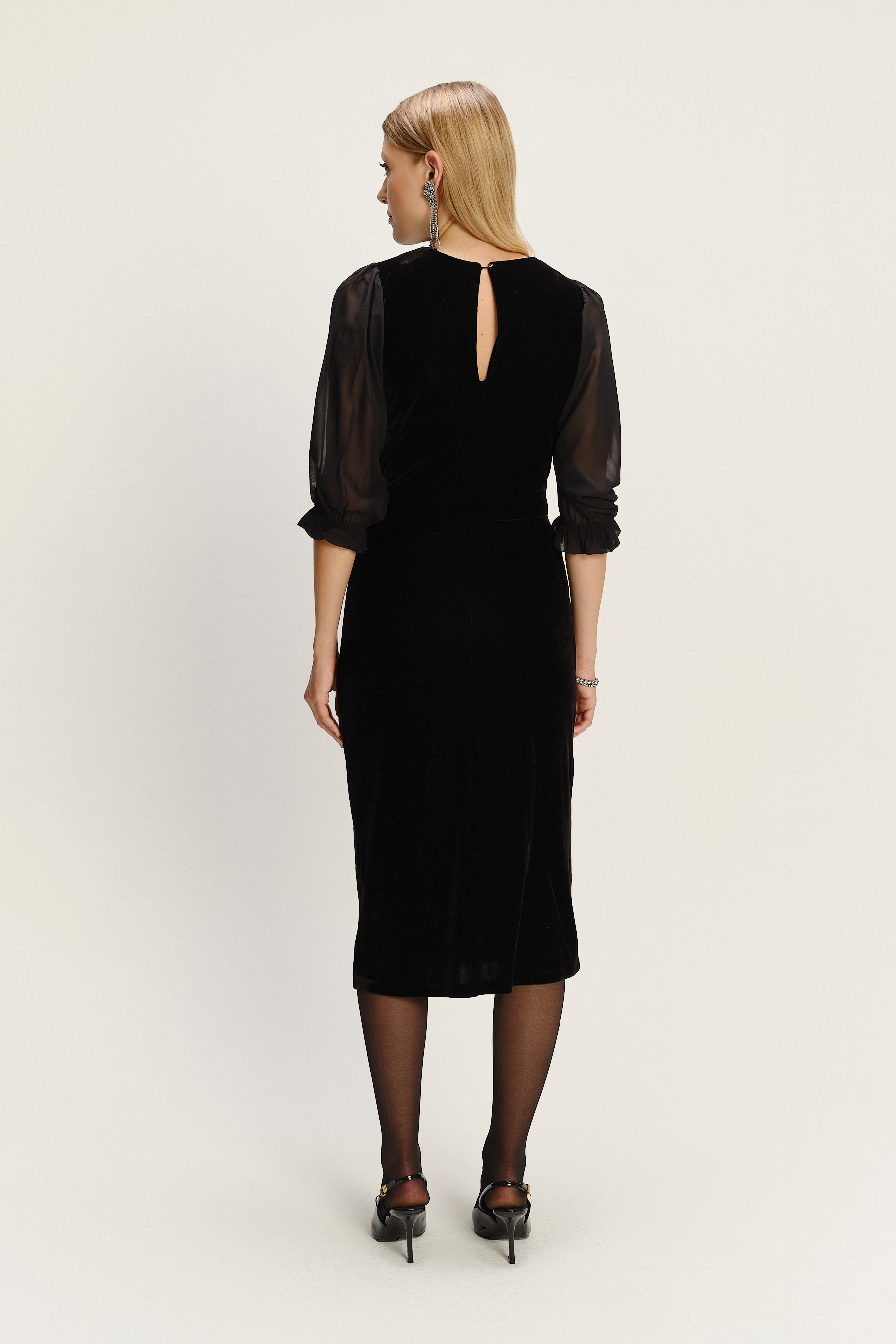 Dopasowana sukienka z bufiastymi lekko transparentnymi rękawami czarna
