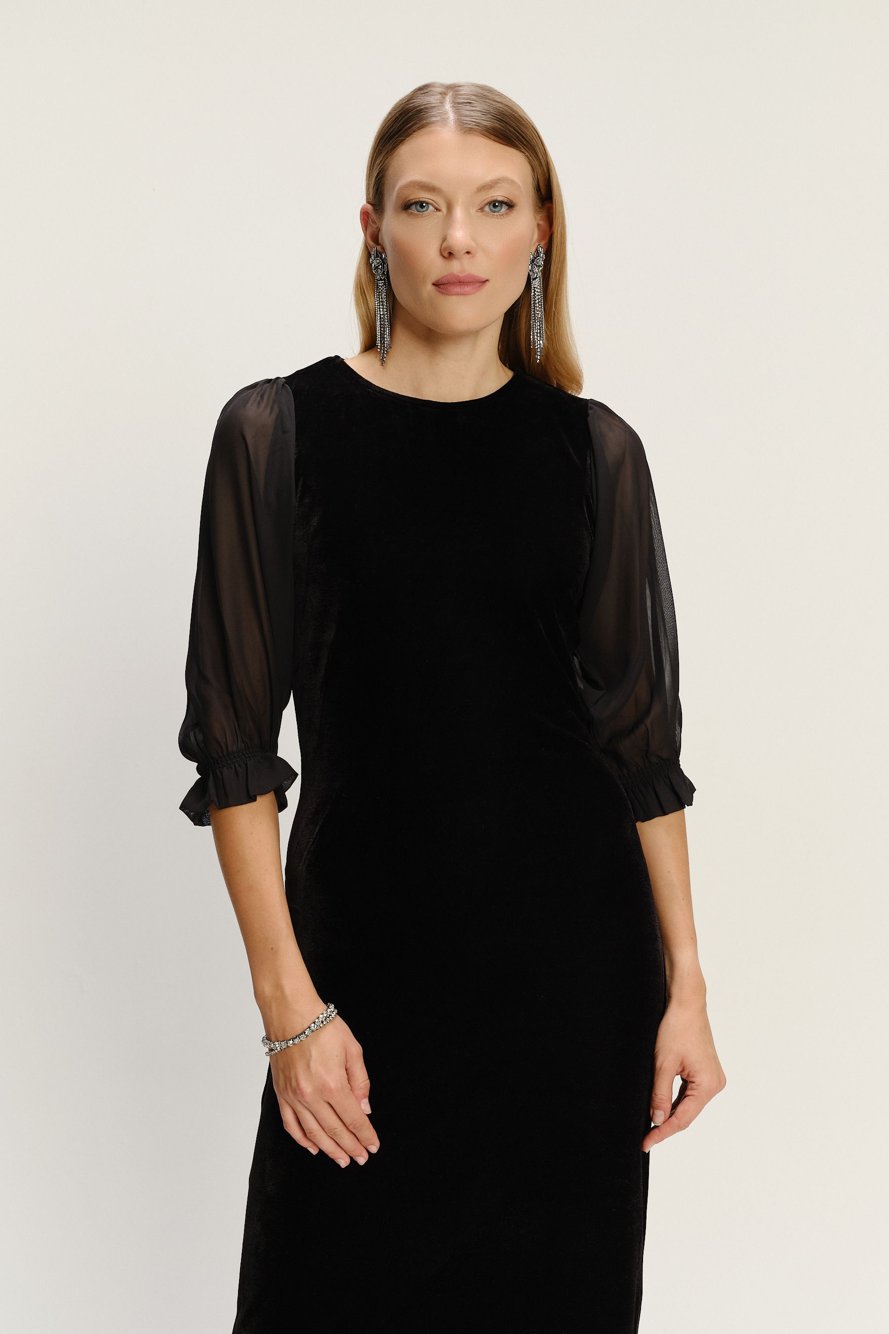 Dopasowana sukienka z bufiastymi lekko transparentnymi rękawami czarna